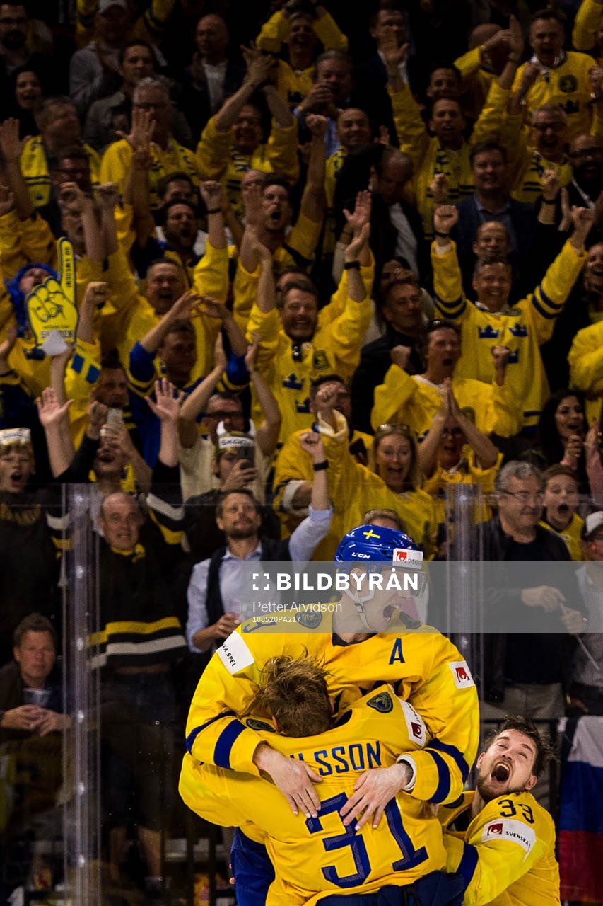 Sveriges John Klingberg och Viktor Arvidsson jublar med