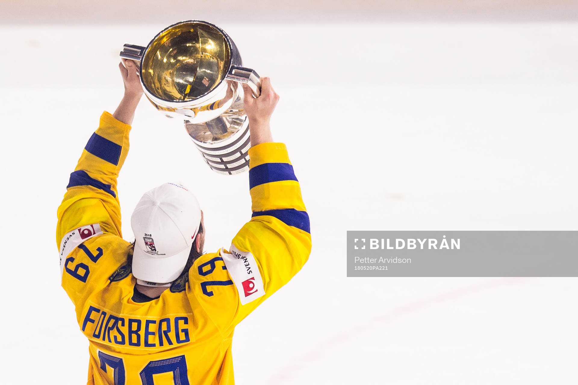Sveriges Filip Forsberg höjer pokalen