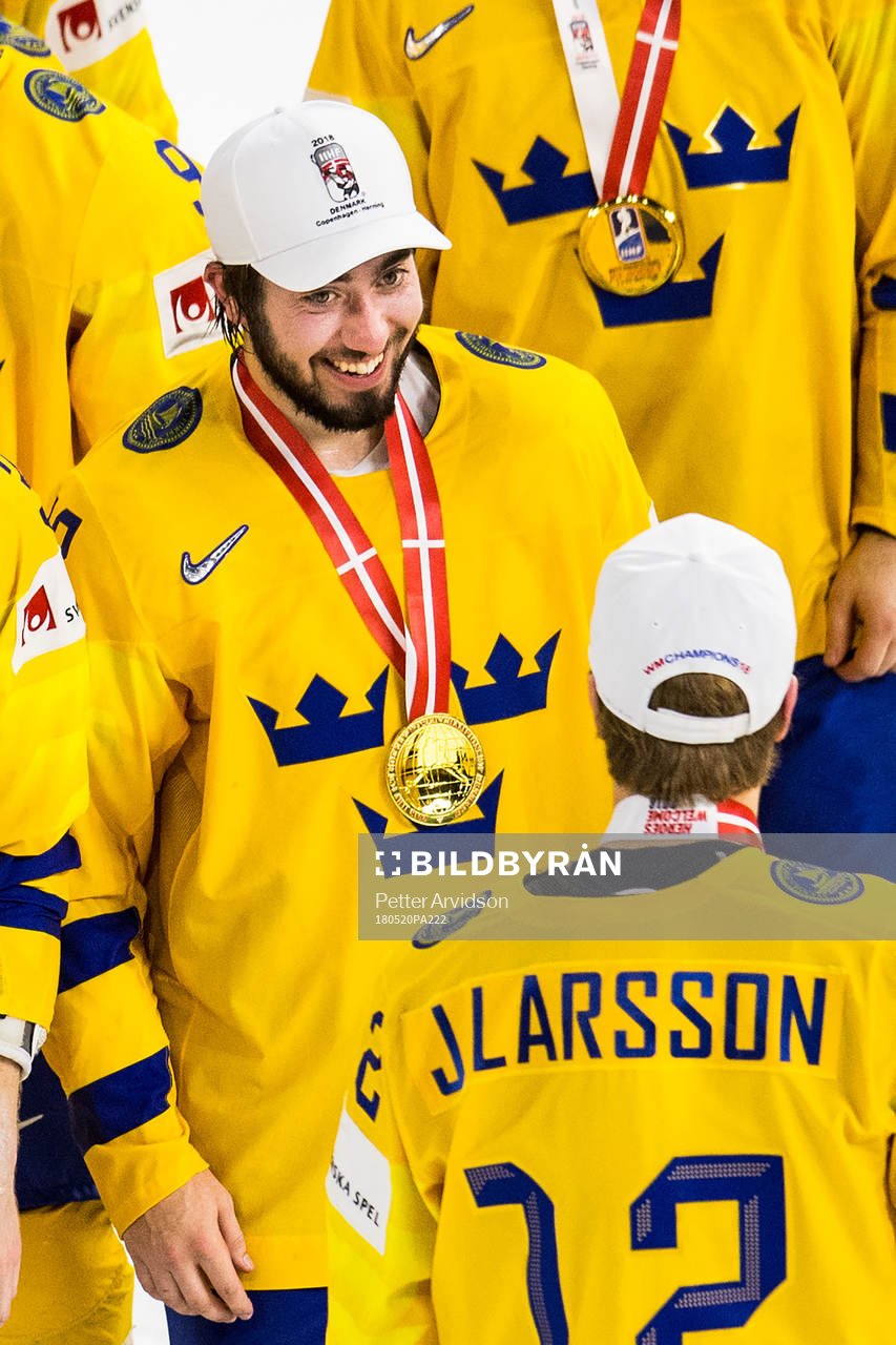 Sveriges Mika Zibanejad med sin guldmedalj
