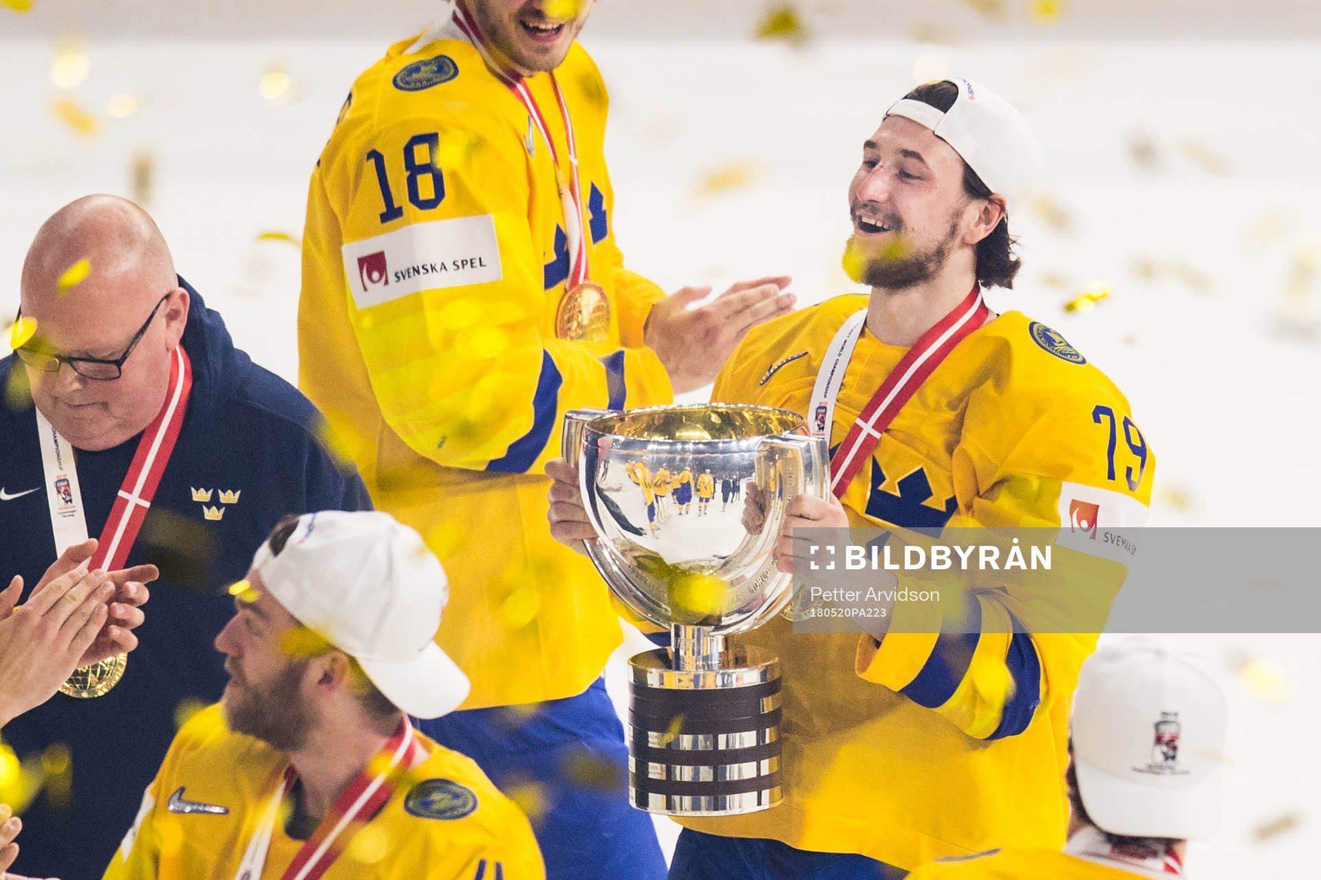 Sveriges Filip Forsberg jublar med pokalen