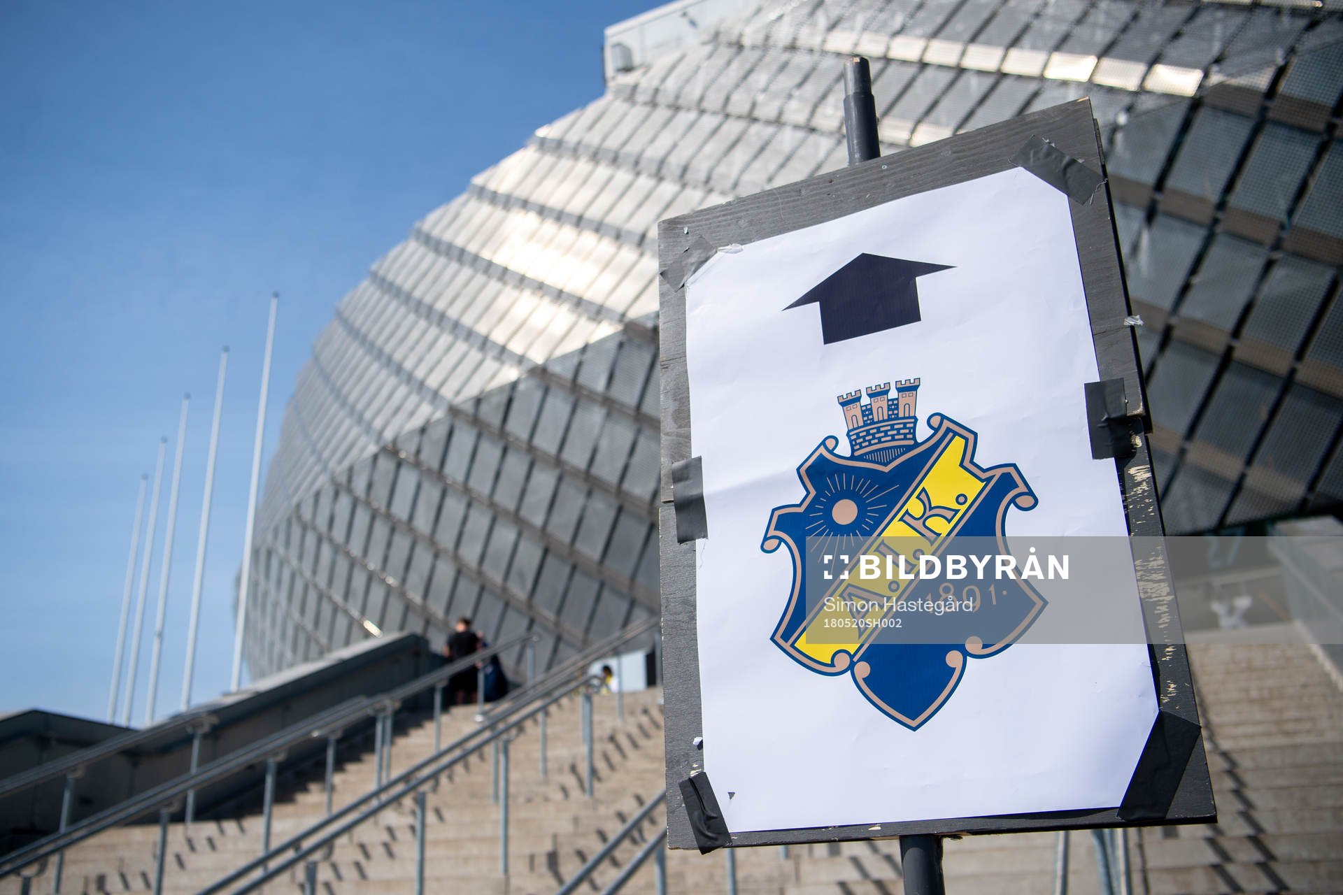 Skylt utanför Tele2 Arena före fotbollsmatchen i