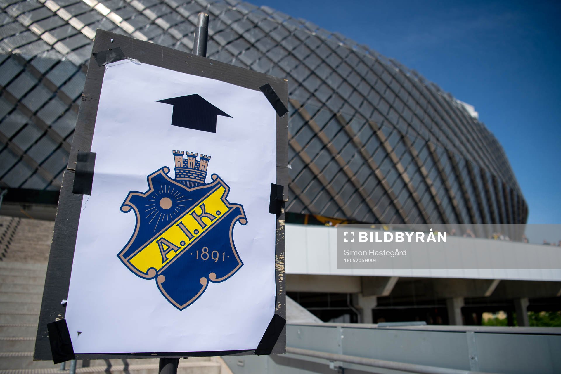 Skylt utanför Tele2 Arena före fotbollsmatchen i