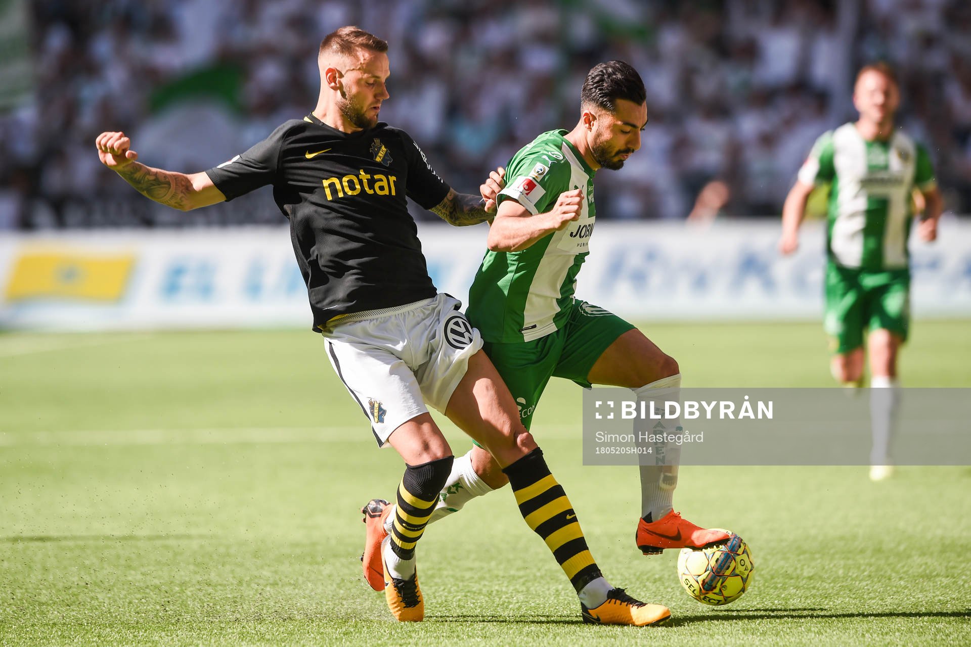 s Alexander Milosevic och Hammarbys Jiloan Hamad i kamp om