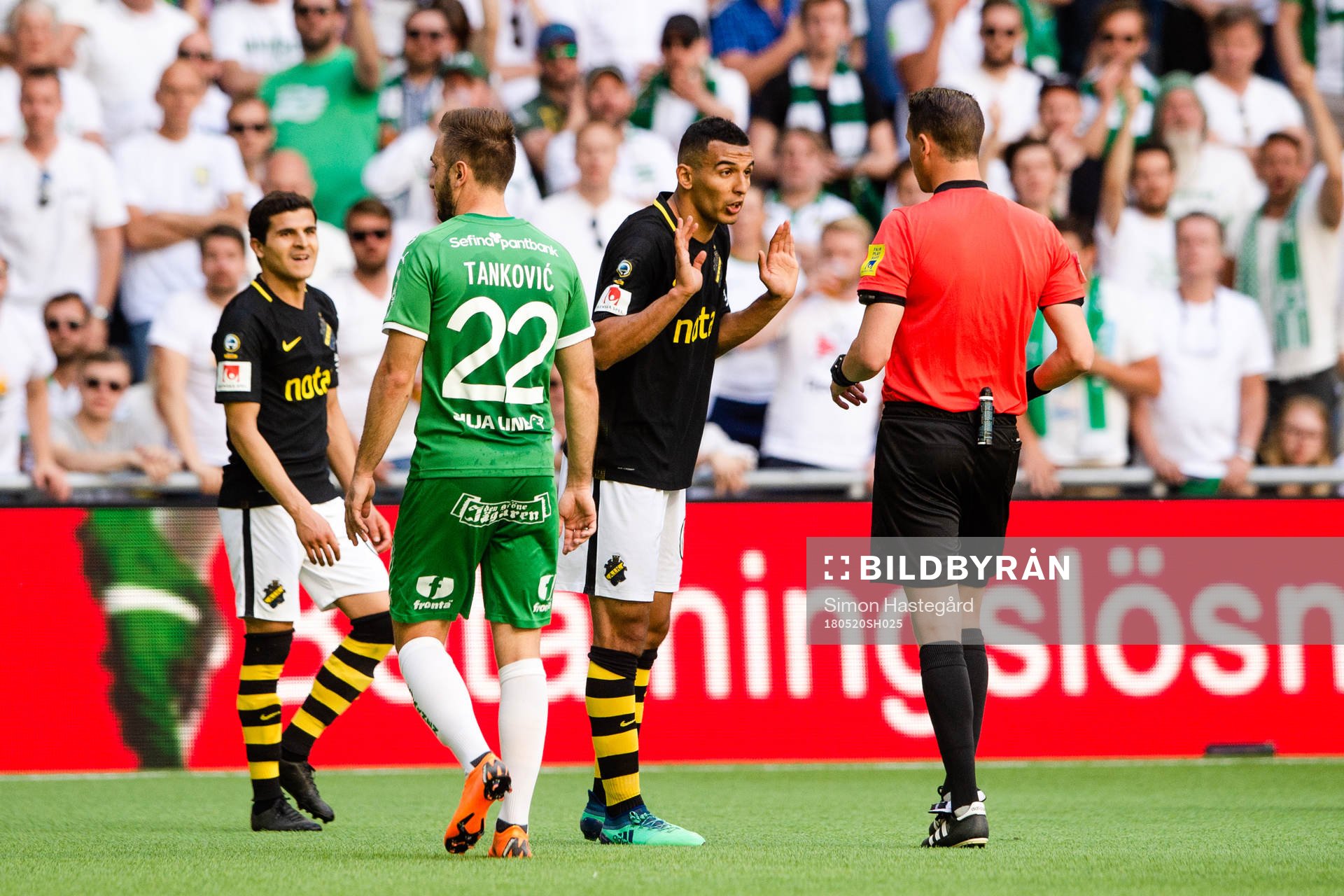 s Nabil Bahoui i samtal med domare Andreas Ekberg