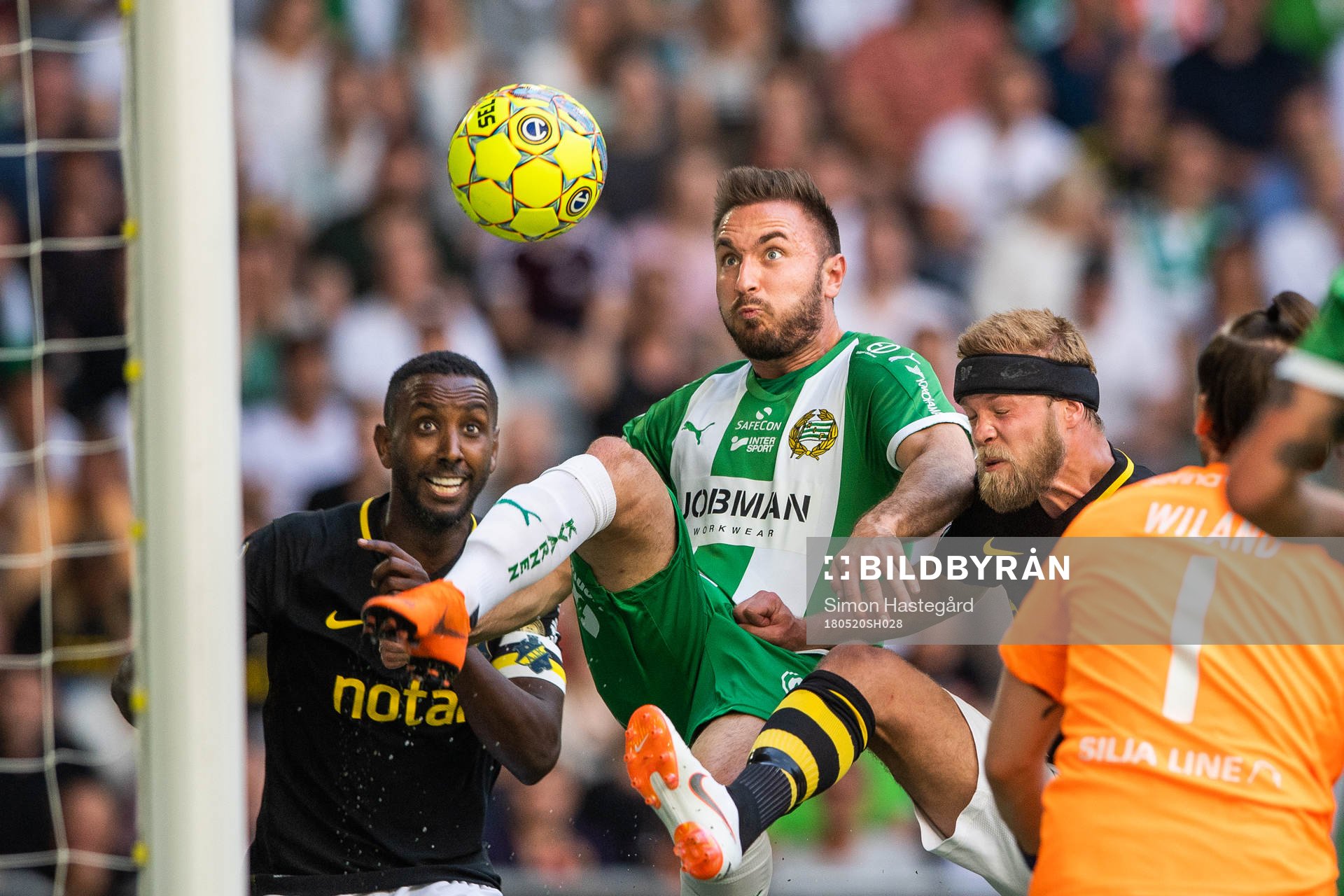 s Henok Goitom och Daniel Sundgren ser Hammarbys Muamer