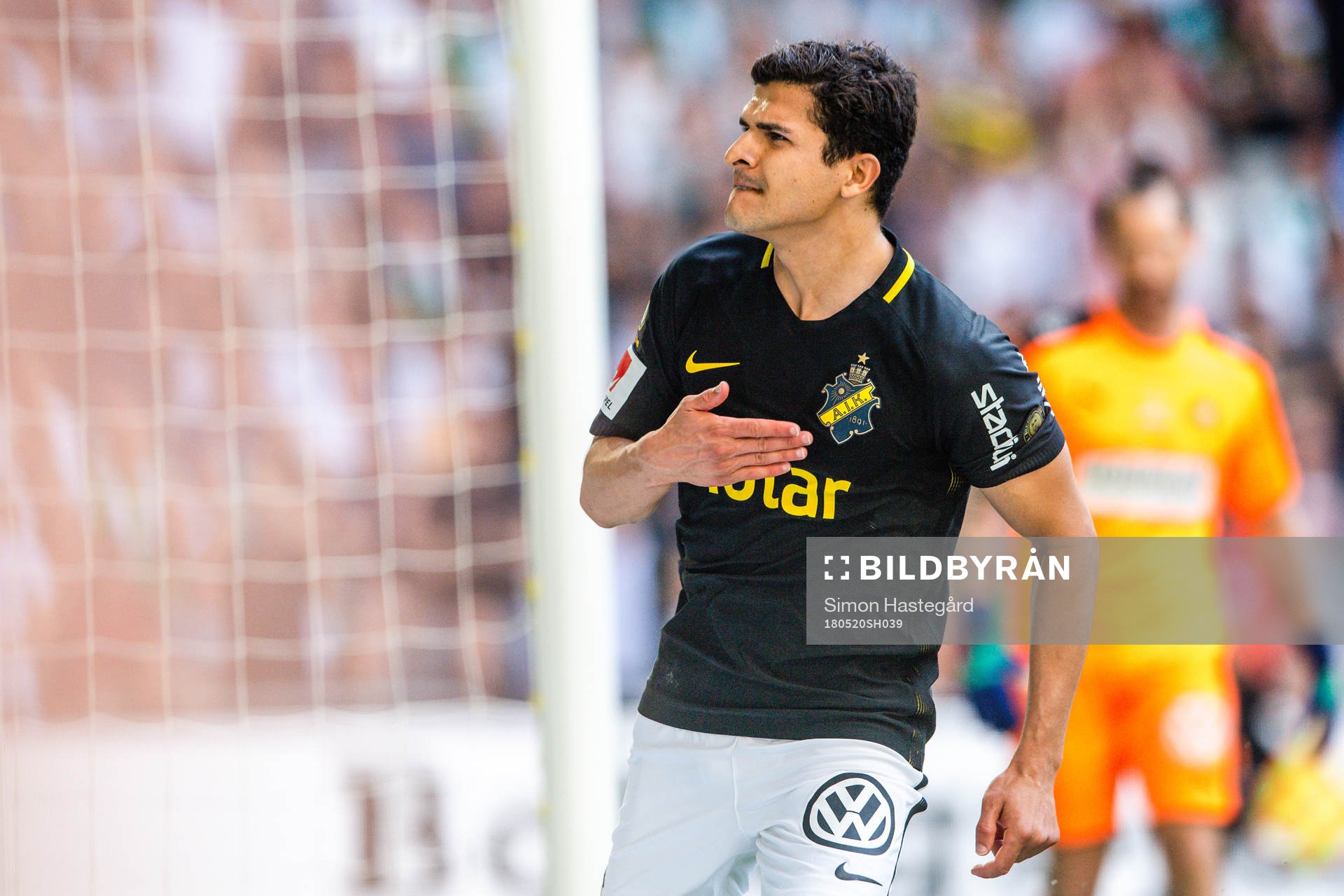 s Tarik Elyounoussi jublar