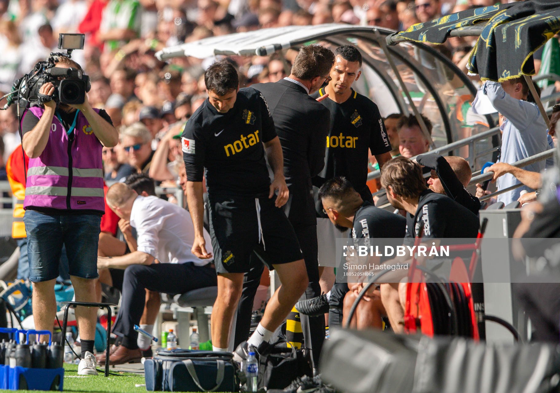 AIK:s tränare Rikard Norling i samtal med Nabil Bahoui under fotbollsmatchen i Allsvenskan mellan Hammarby och AIK den 20 maj 2018 i Stockholm.