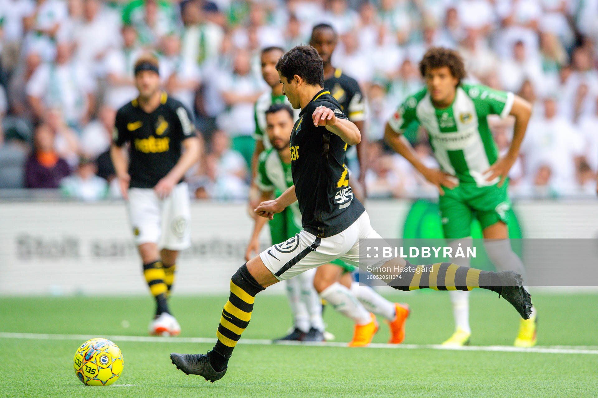 s Tarik Elyounoussi gör 0-1 på straff