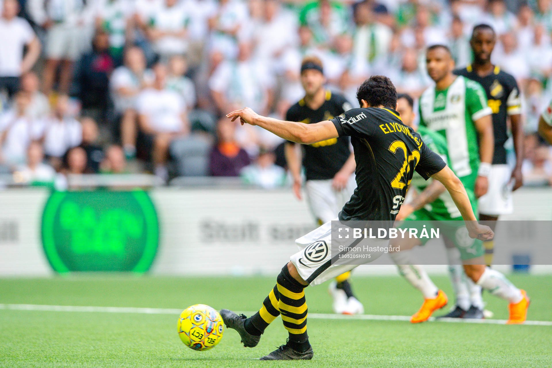 s Tarik Elyounoussi gör 0-1 på straff