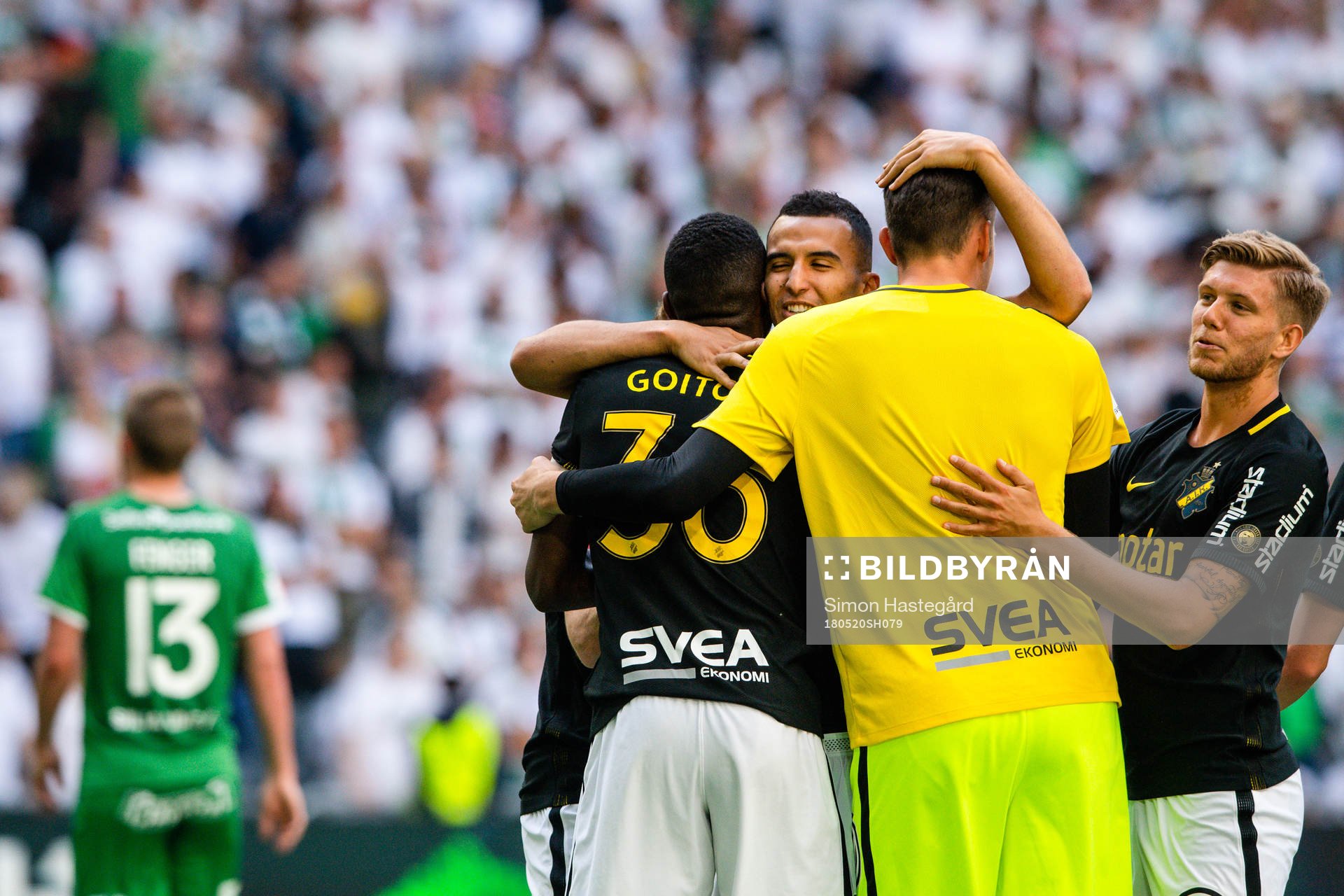 s Nabil Bahoui jublar med lagkamraterna