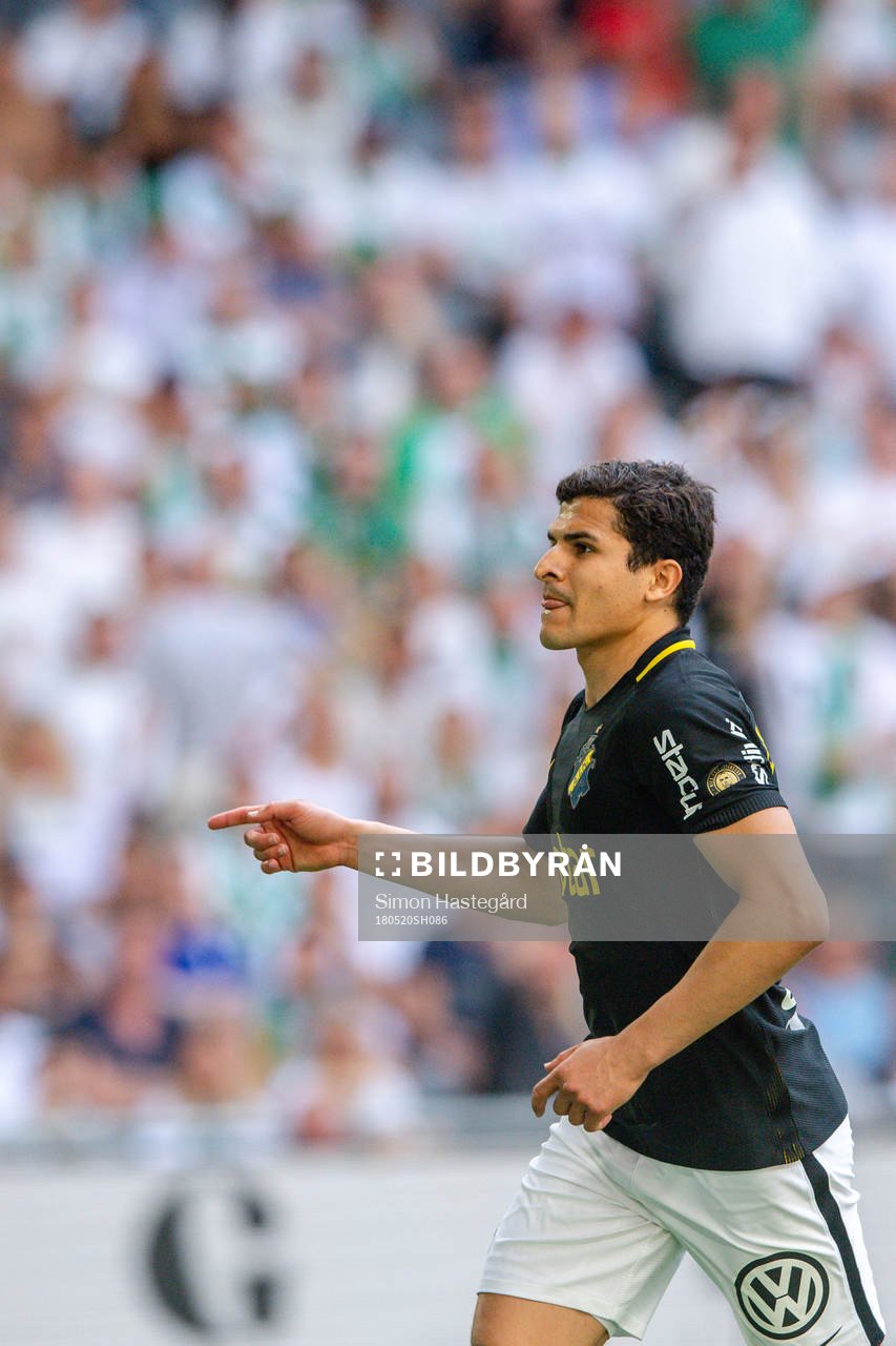 s Tarik Elyounoussi jublar