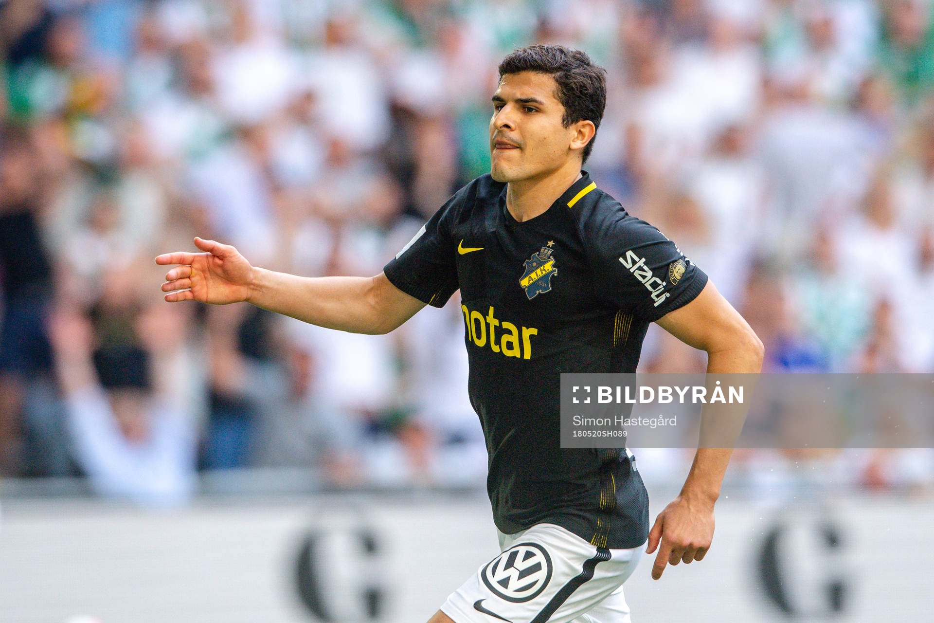s Tarik Elyounoussi jublar
