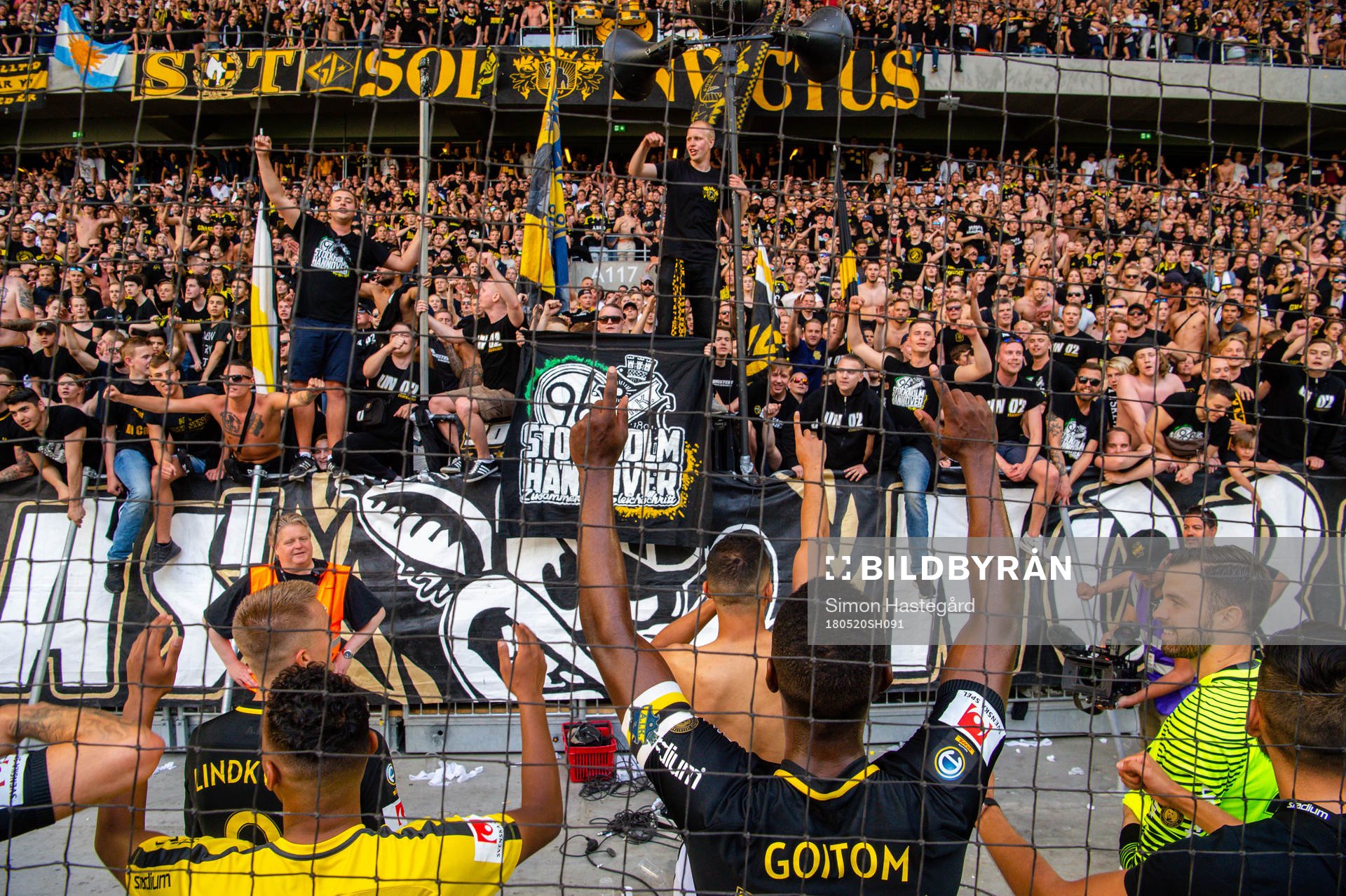 s spelare och supportrar jublar