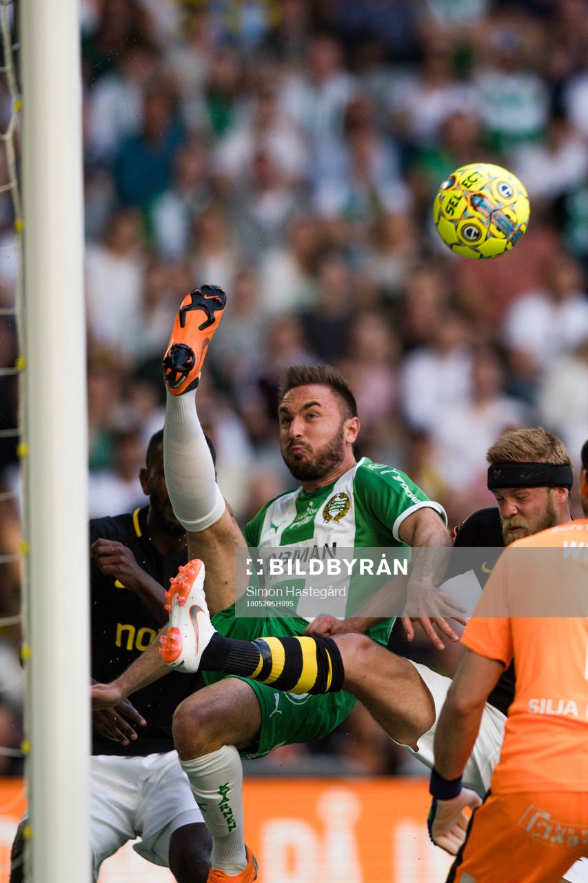 Hammarbys Muamer Tankovic rensar bort bollen vid mållinjen