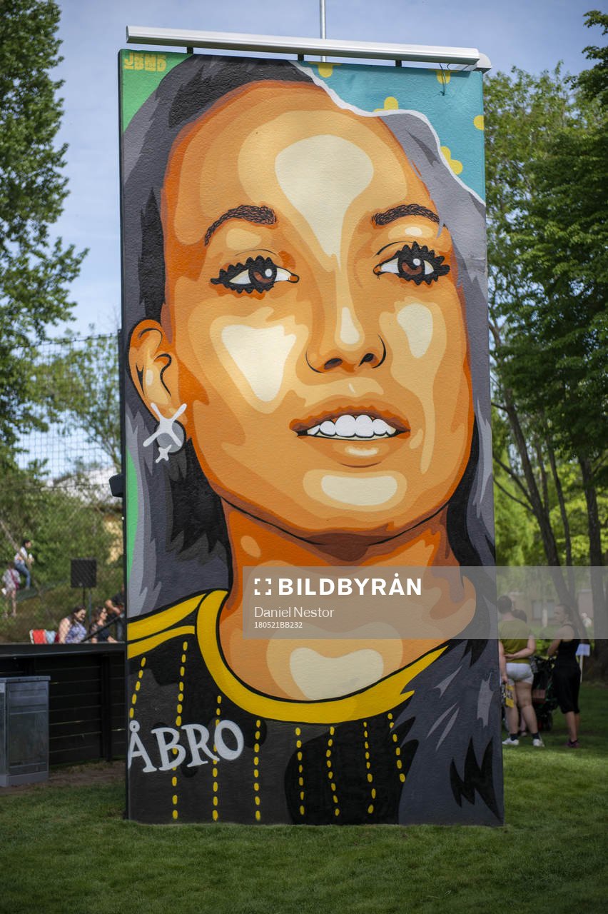 En graffitimålning som föreställer Kosovare Asllani