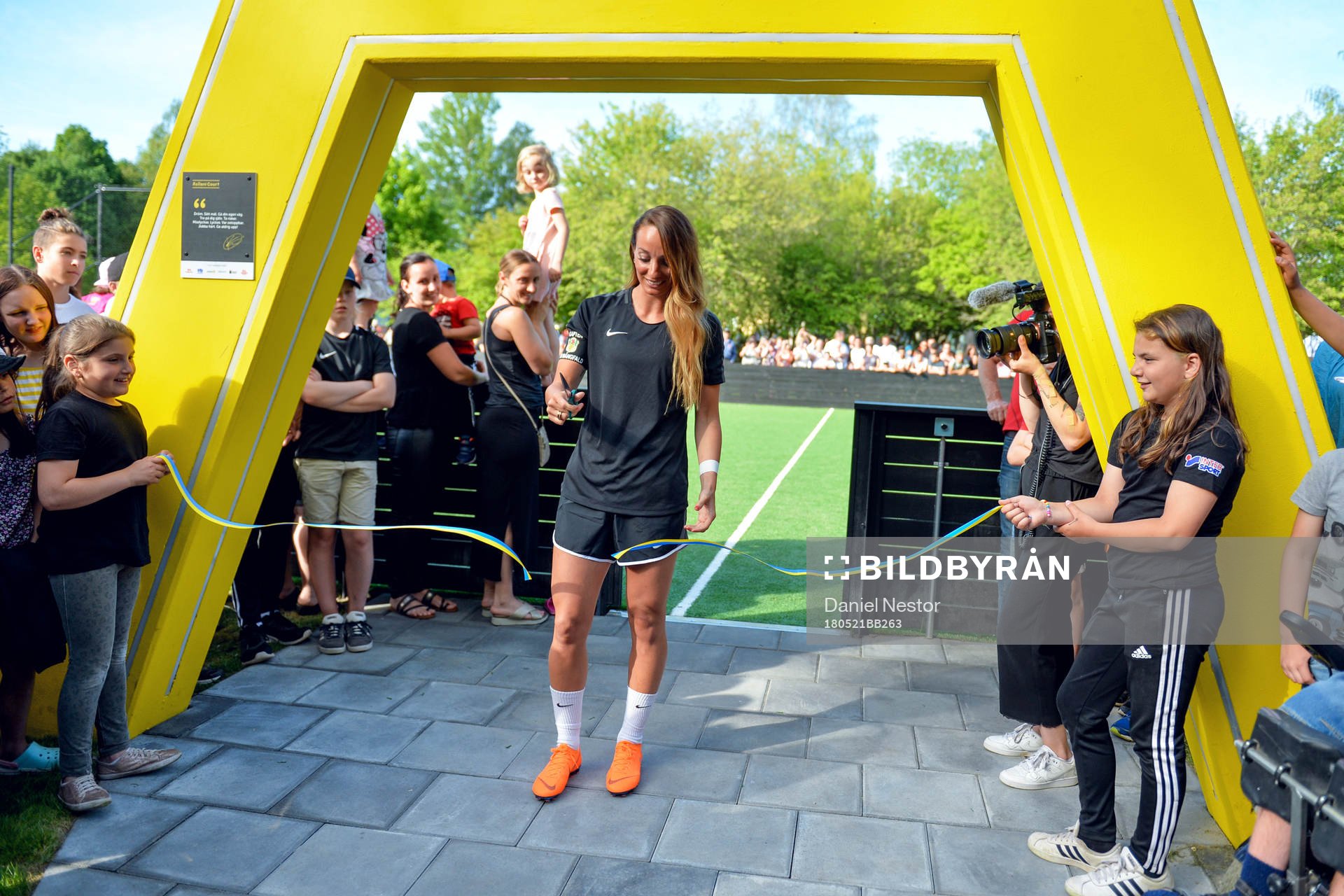 Kosovare Asllani klipper bandet
