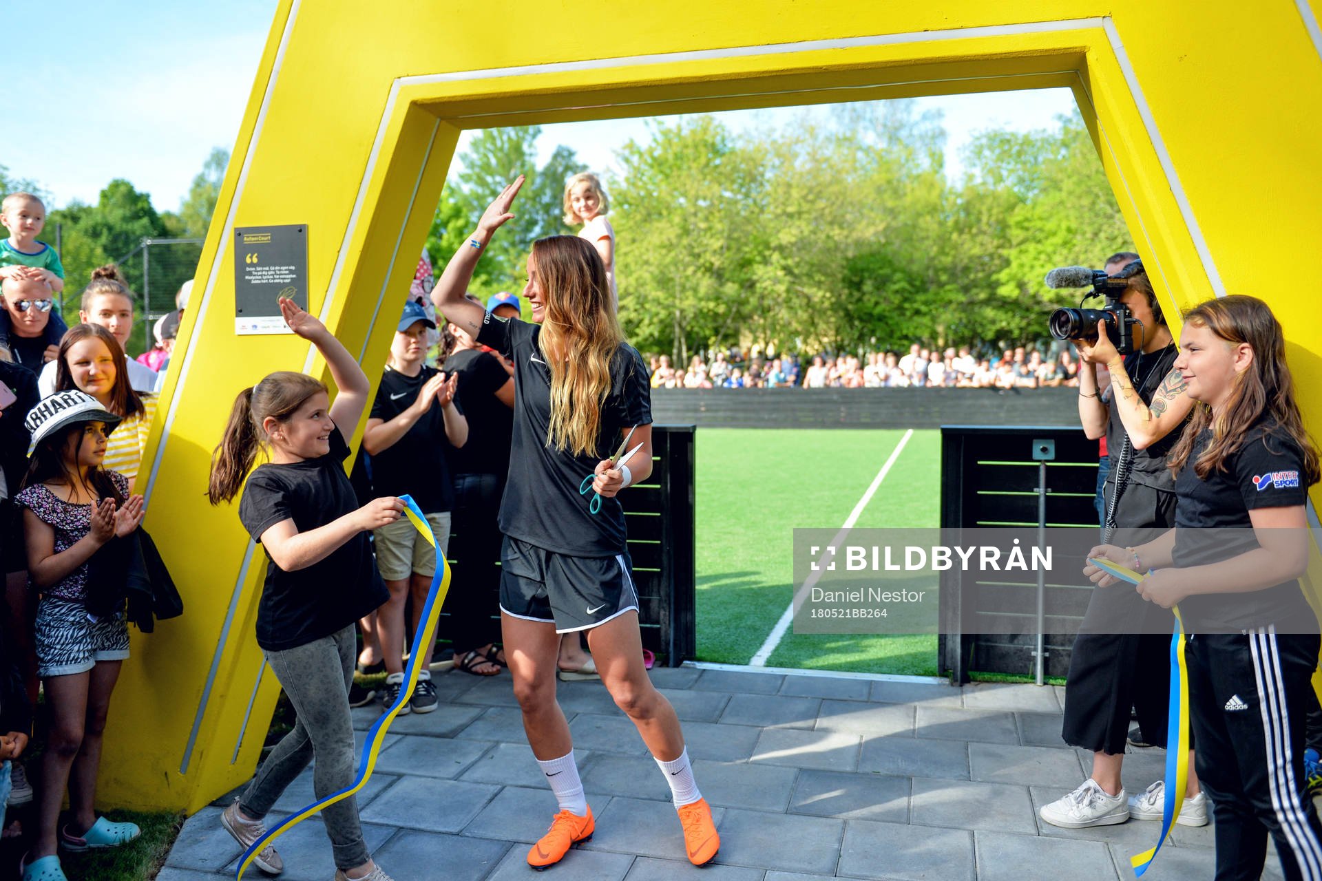 Kosovare Asllani gör high-five