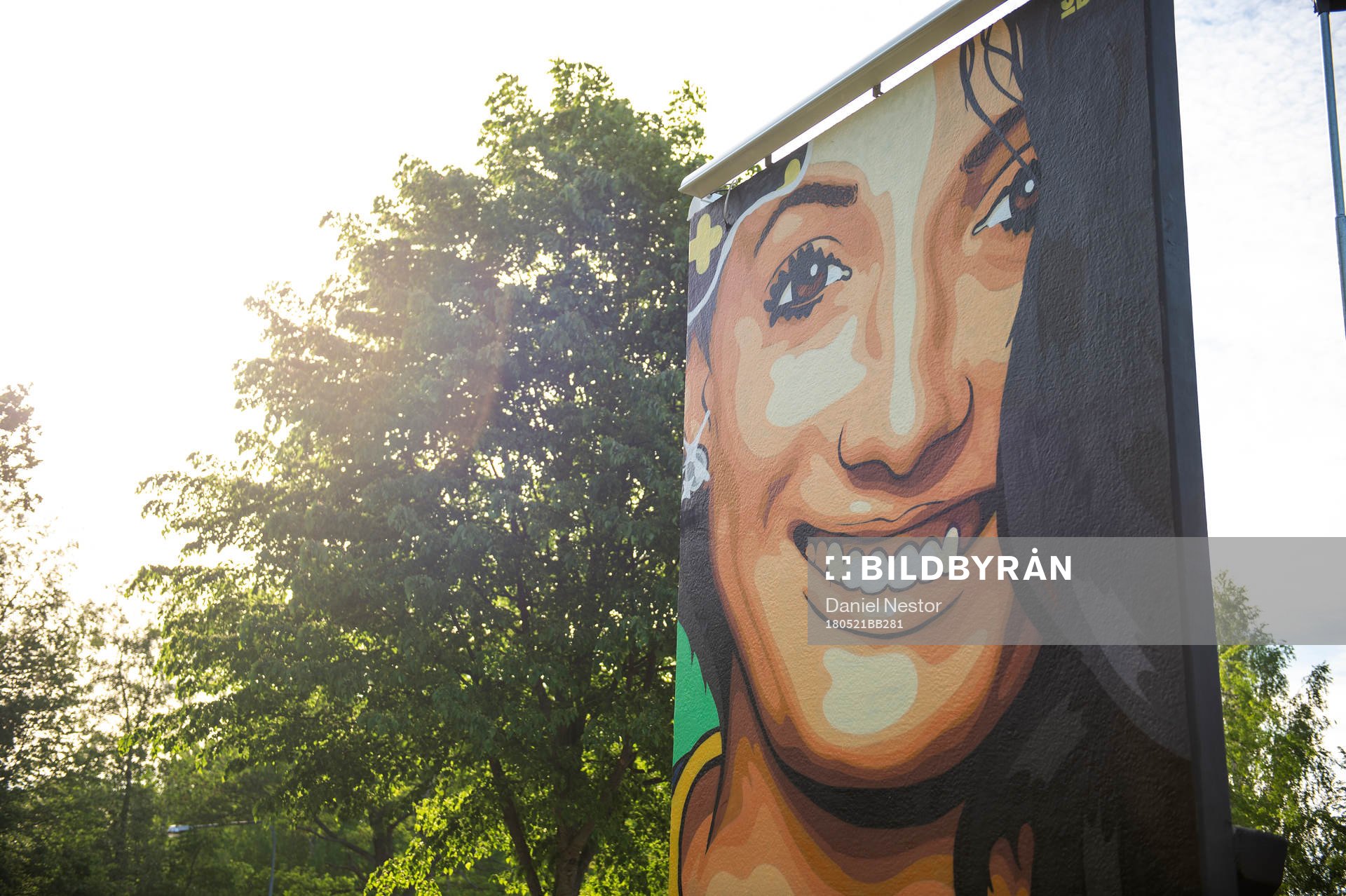En graffitimålning som föreställer Kosovare Asllani