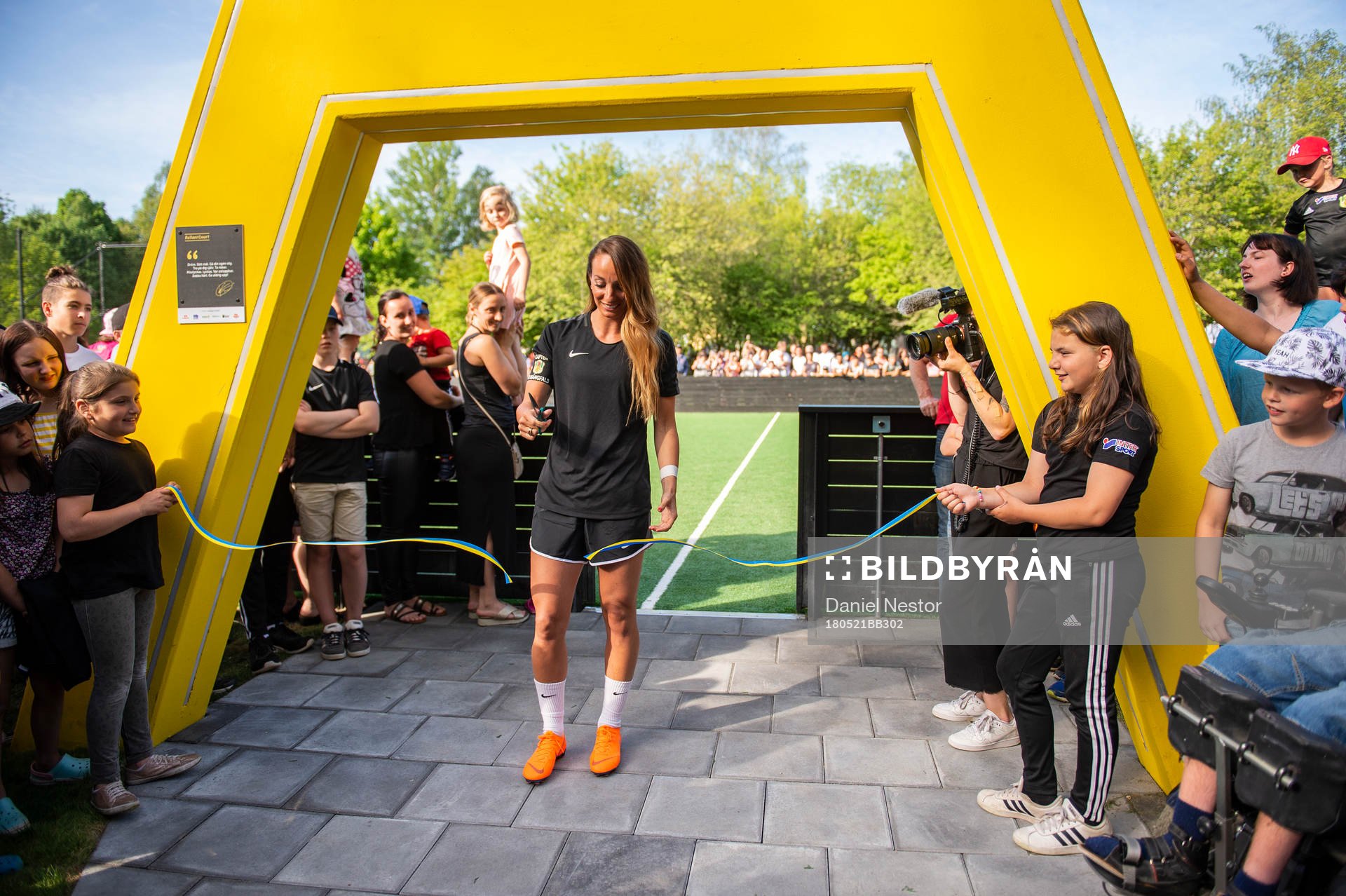 Kosovare Asllani klipper bandet