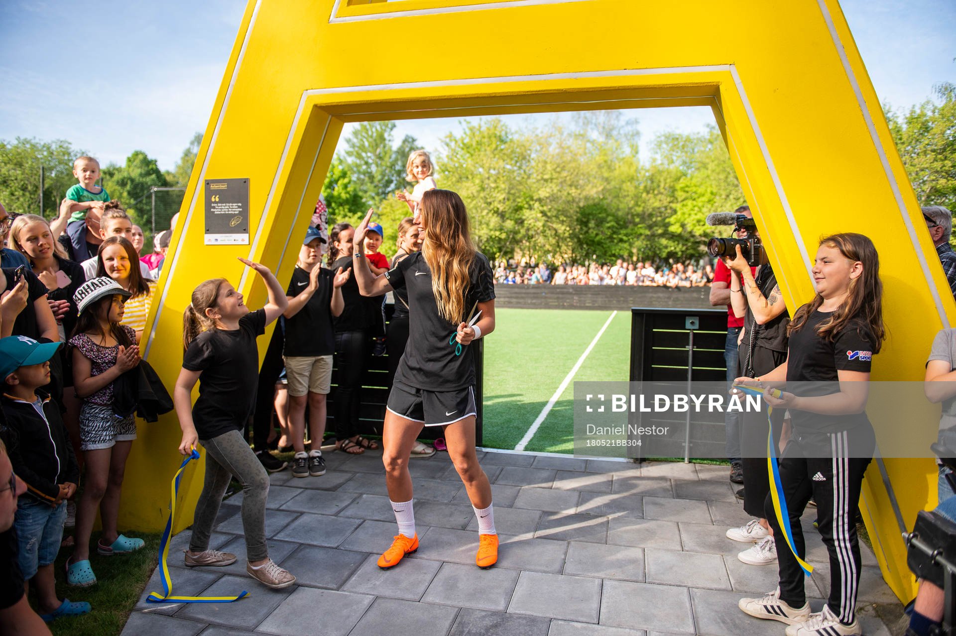 Kosovare Asllani gör high-five