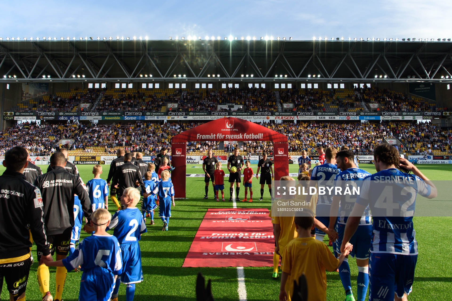 Spelarna går in på planen innan fotbollsmatchen i
