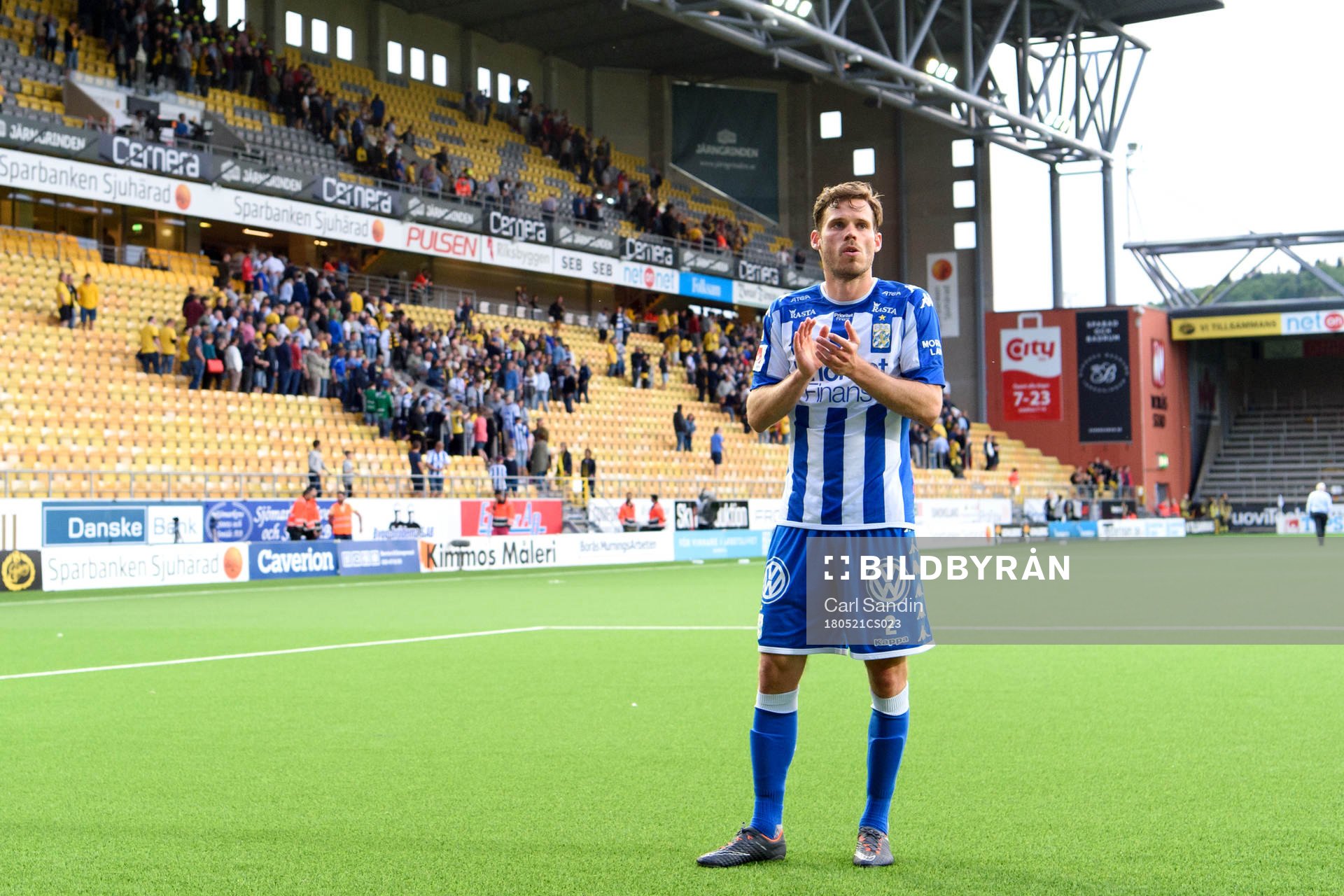 IFK Göteborgs Emil Salomonsson tackar publiken