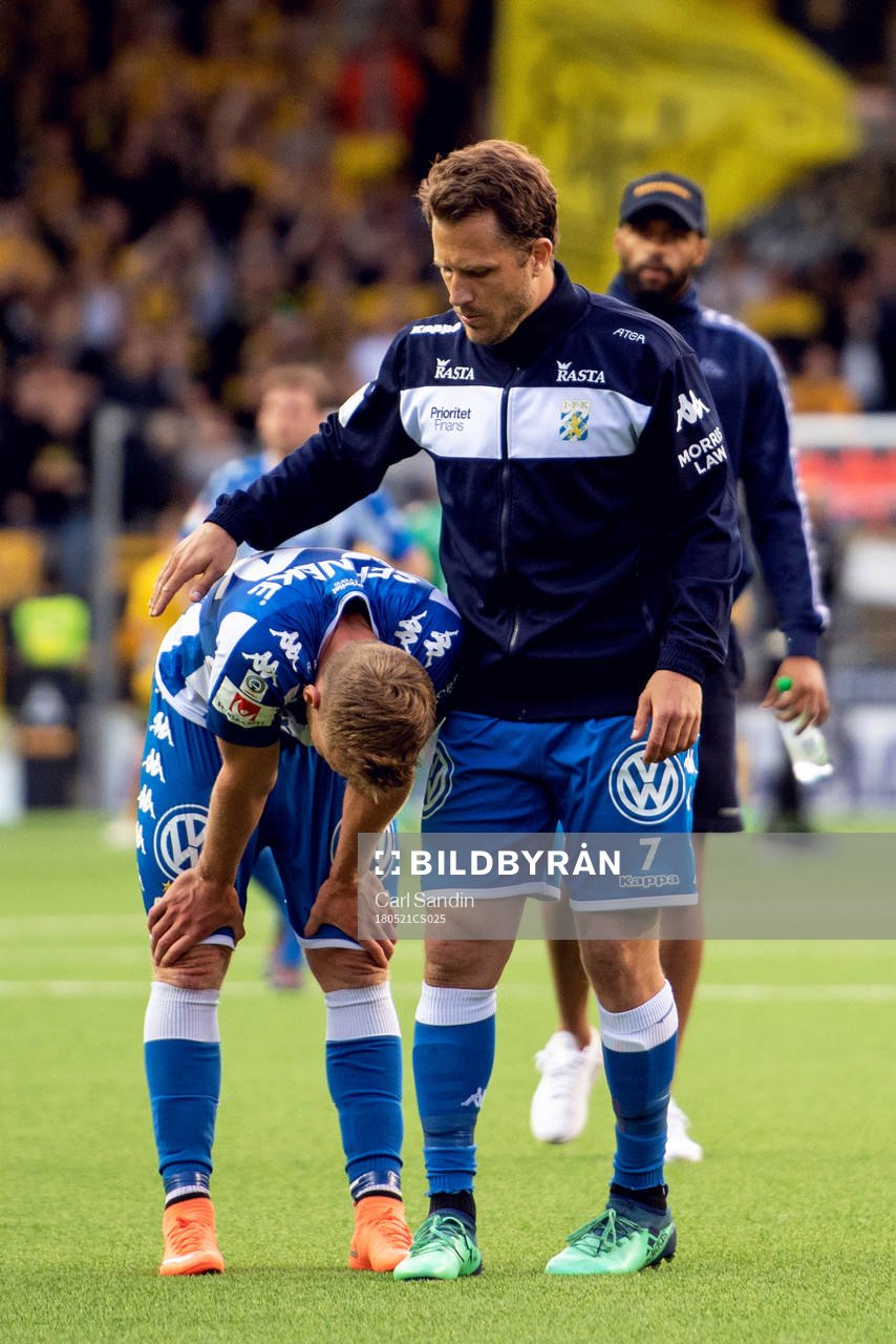 IFK Göteborgs Tobias Hysén tröstar en lagkamrat