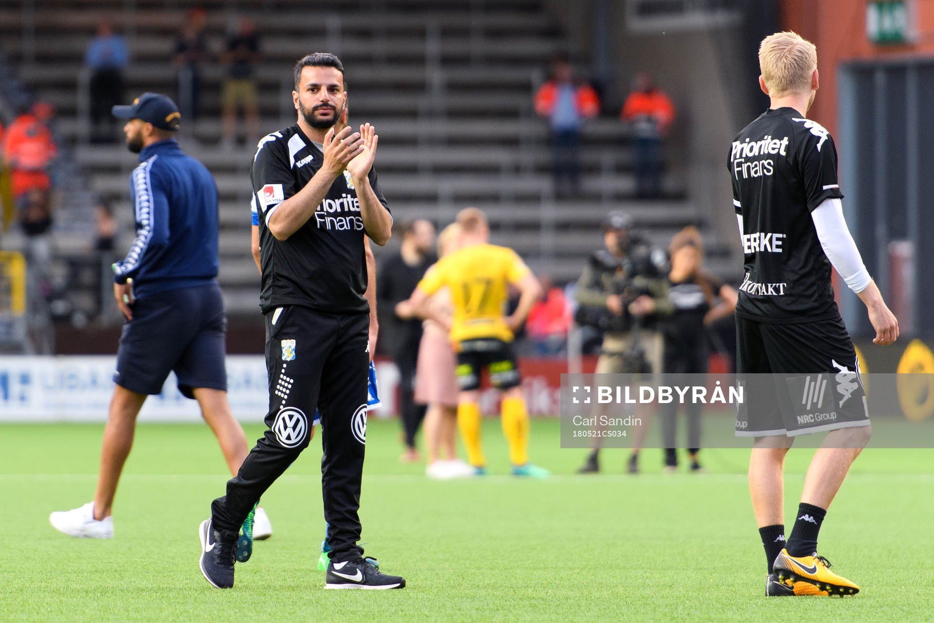 IFK Göteborgs tränare Poya Asbaghi tackar publiken