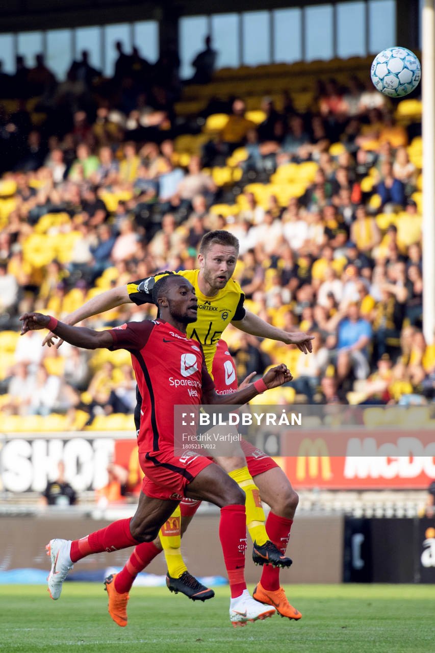 Gilbert Koomson of Brann and Marius Amundsen of Lillestrøm