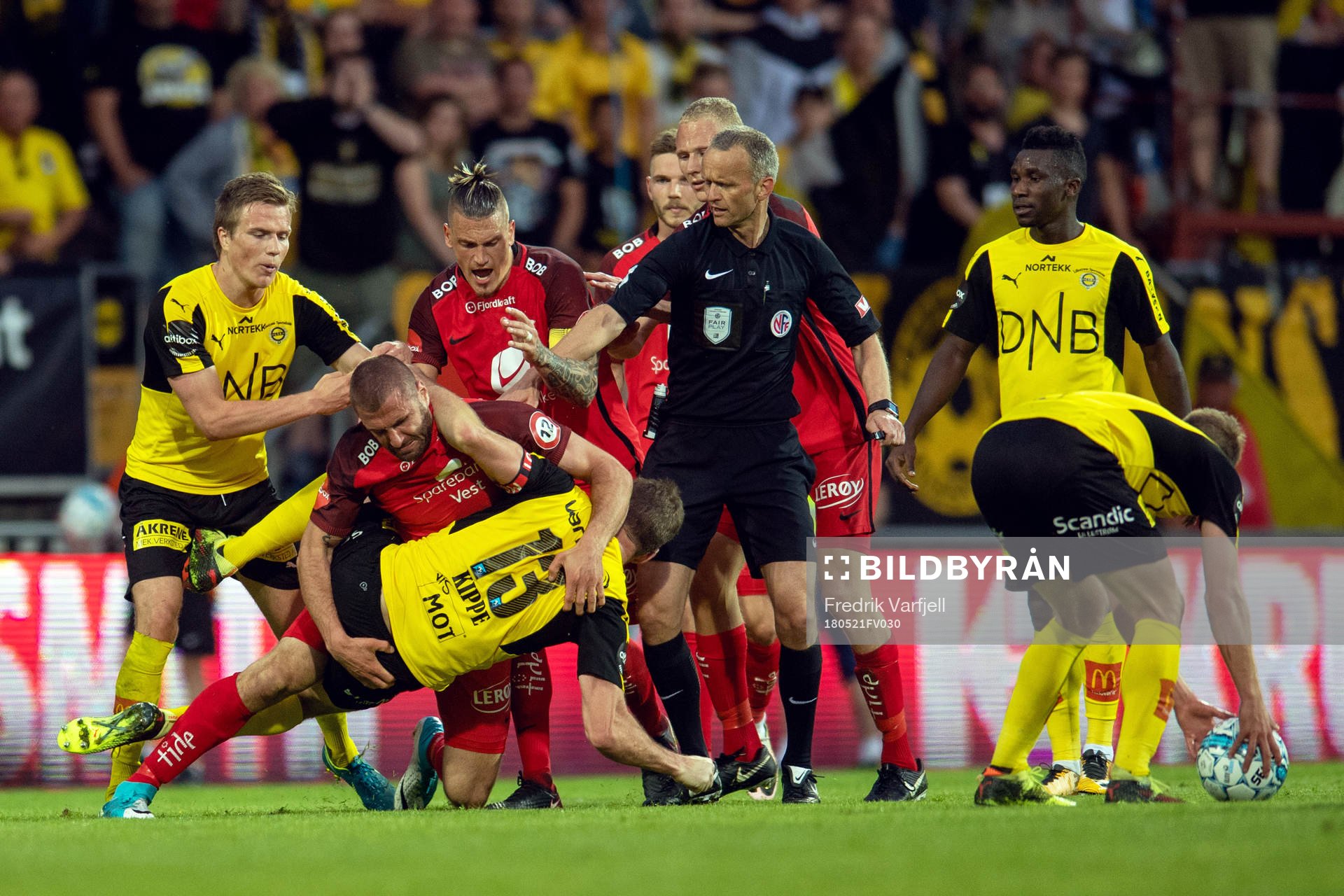 Azar Karadas of Brann and Frode Kippe of Lillestrøm fight