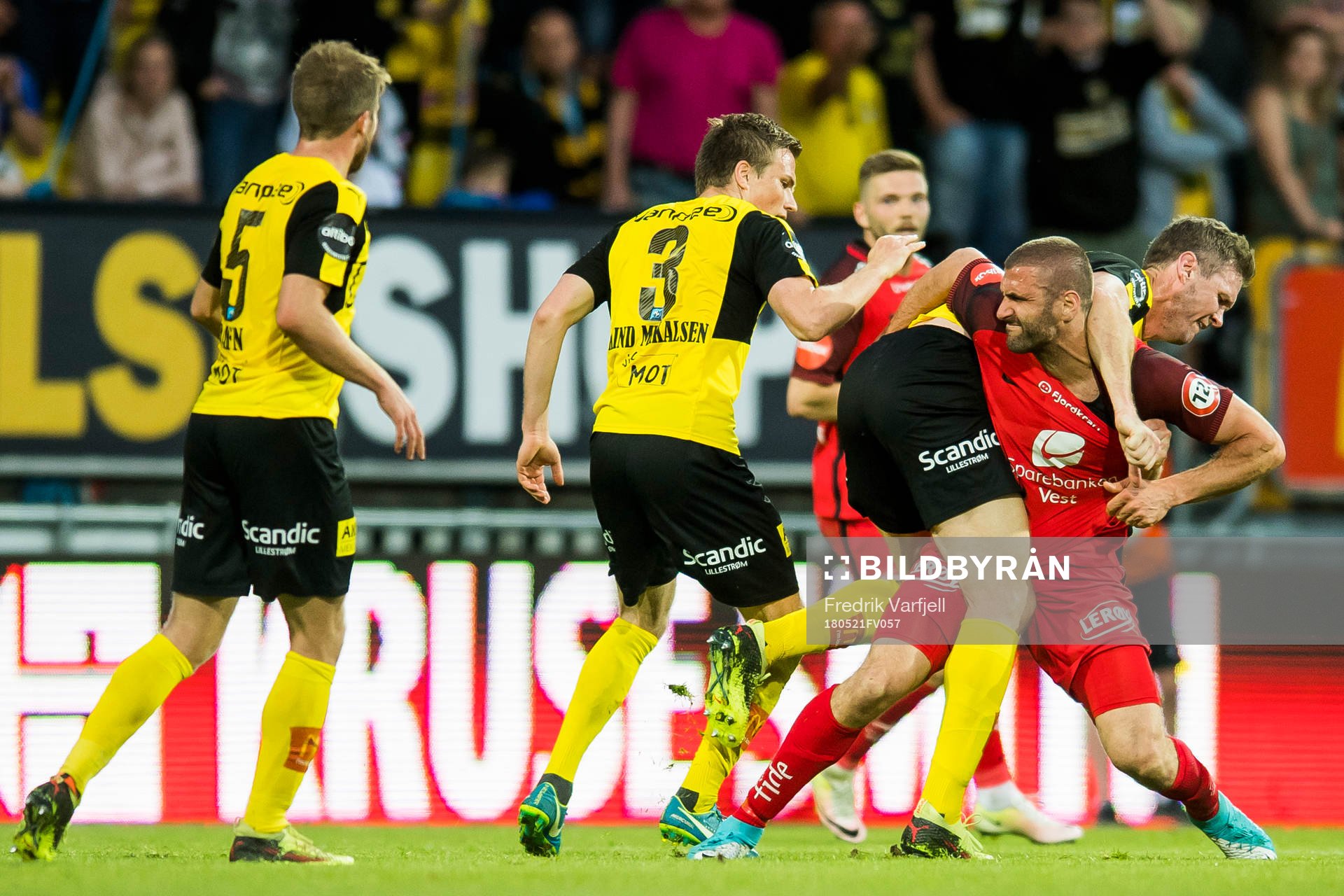Azar Karadas of Brann and Frode Kippe of Lillestrøm fight