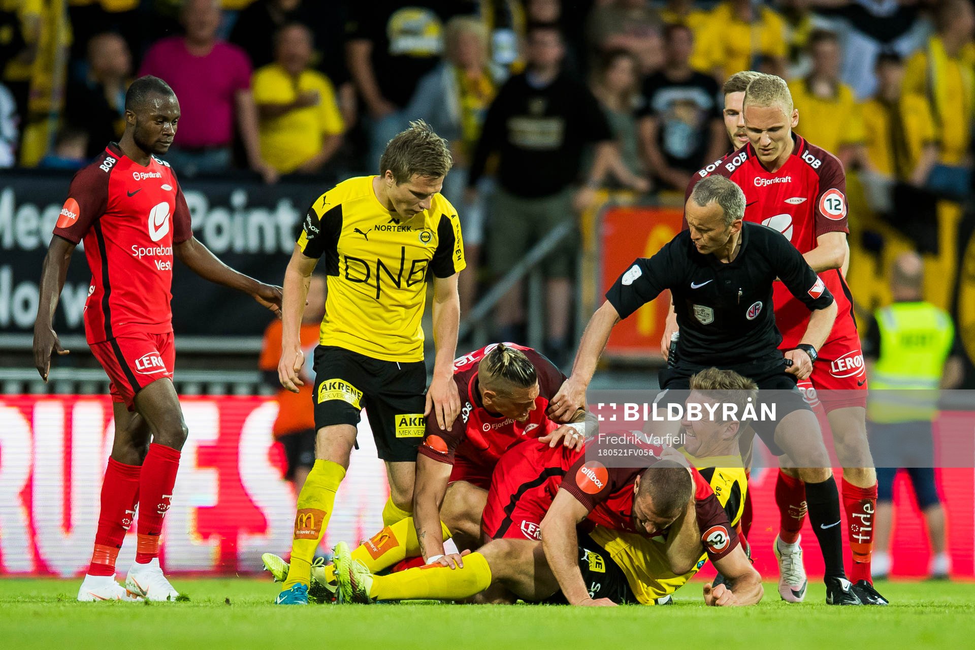 Azar Karadas of Brann and Frode Kippe of Lillestrøm fight