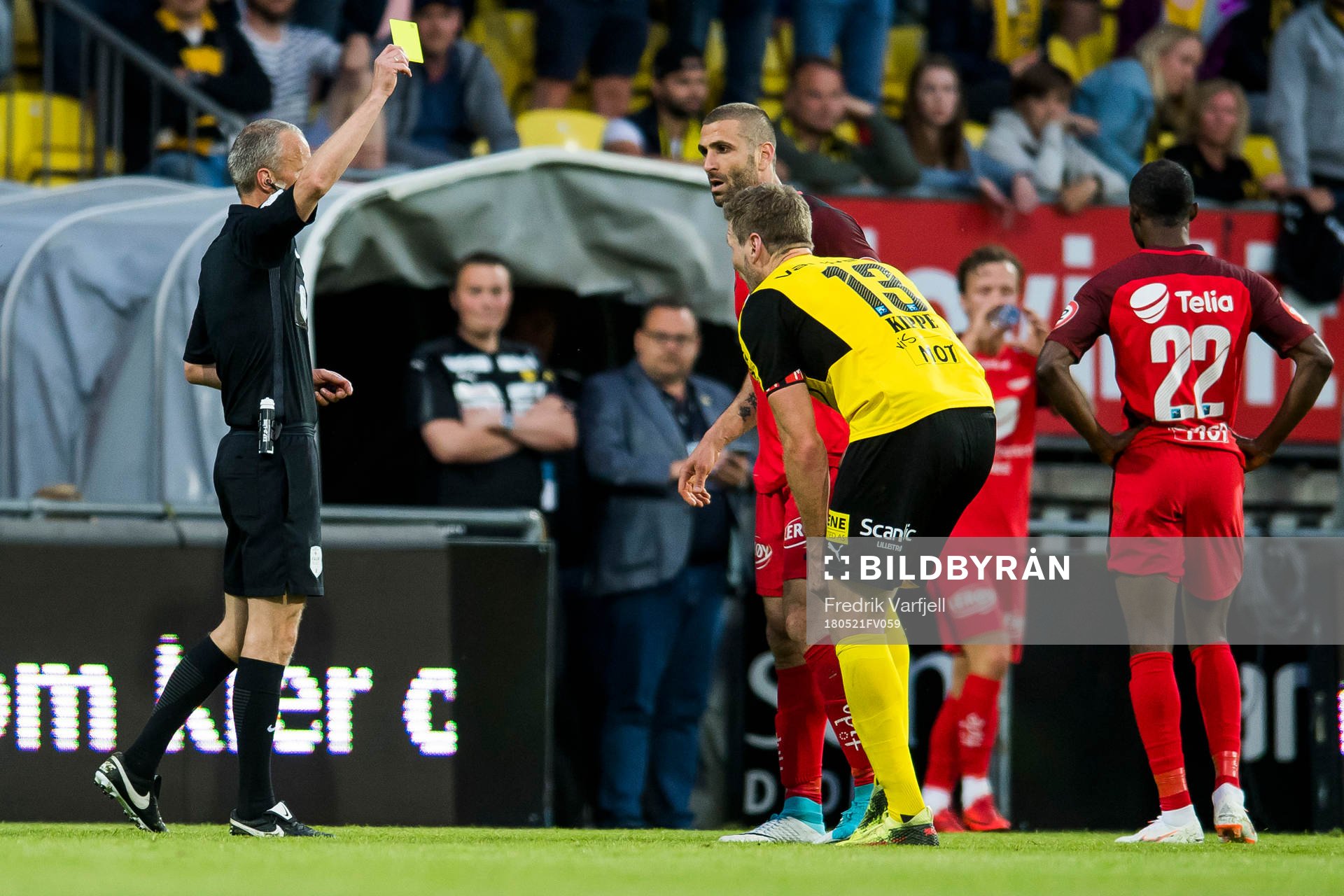 Azar Karadas of Brann and Frode Kippe of Lillestrøm are