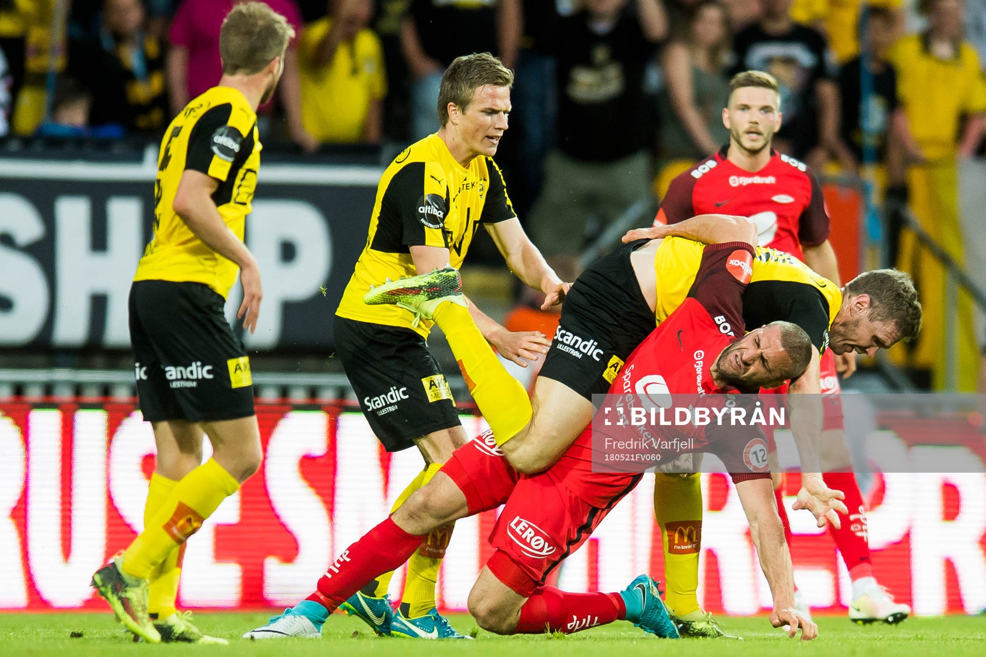 Azar Karadas of Brann and Frode Kippe of Lillestrøm fight
