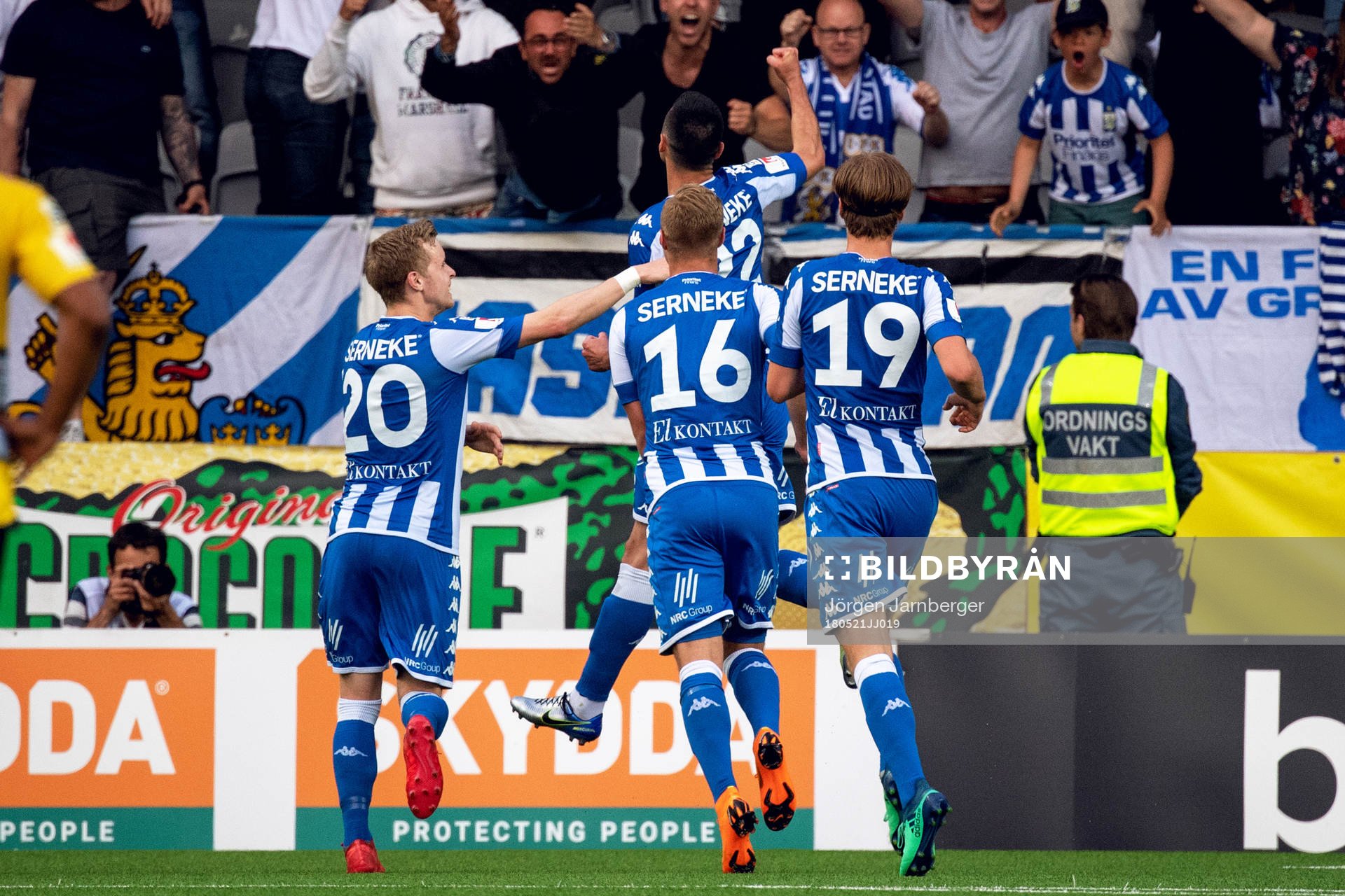 IFK Göteborgs Giorgi Kharaishvili jublar med lagkamrater efter 0-1 under fotbollsmatchen i Allsvenskan mellan Elfsborg och IFK Göteborg den 21 maj 2018 i Borås.