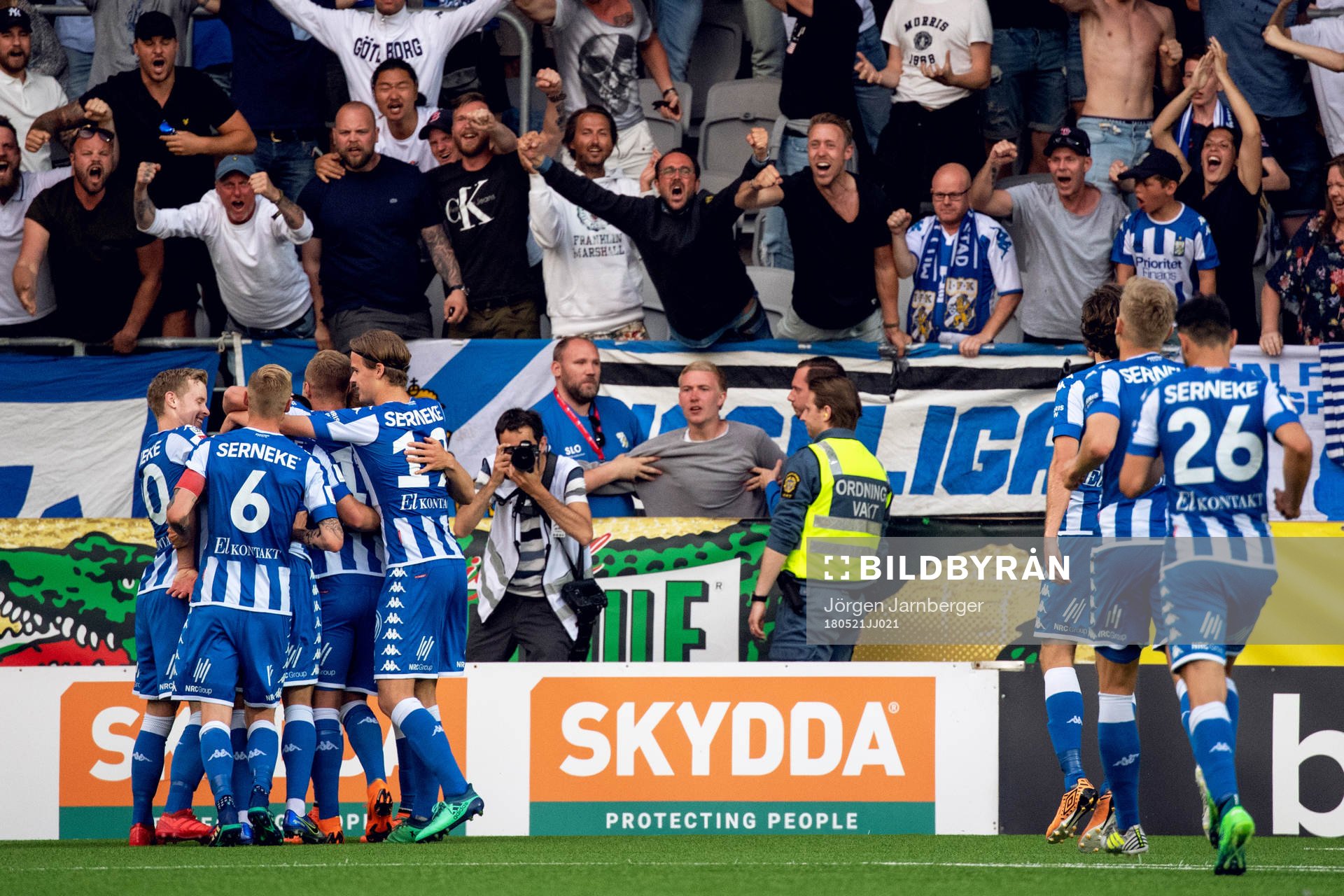 IFK Göteborgs Giorgi Kharaishvili jublar med lagkamrater efter 0-1 under fotbollsmatchen i Allsvenskan mellan Elfsborg och IFK Göteborg den 21 maj 2018 i Borås.