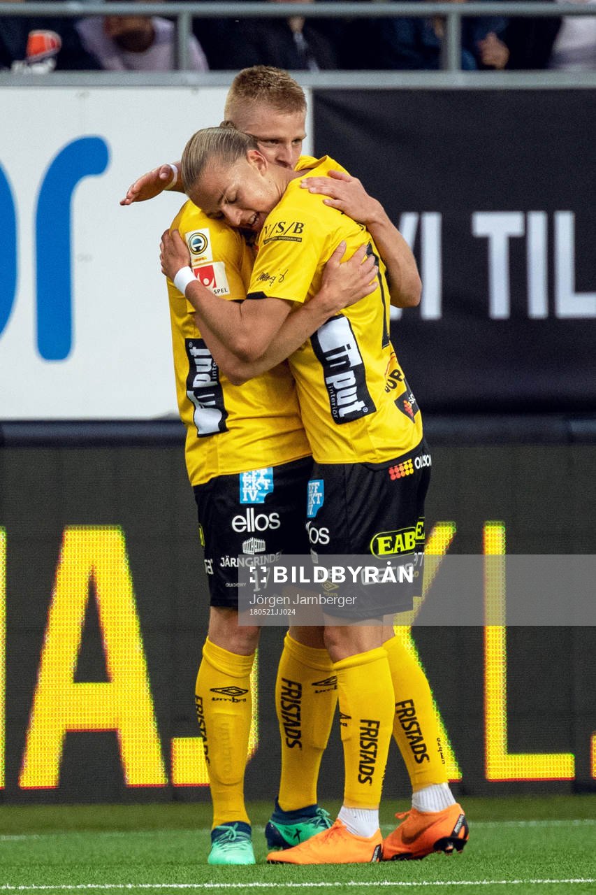 Elfsborgs Per Frick jublar med Jesper Karlsson efter 1-1 under fotbollsmatchen i Allsvenskan mellan Elfsborg och IFK Göteborg den 21 maj 2018 i Borås.
