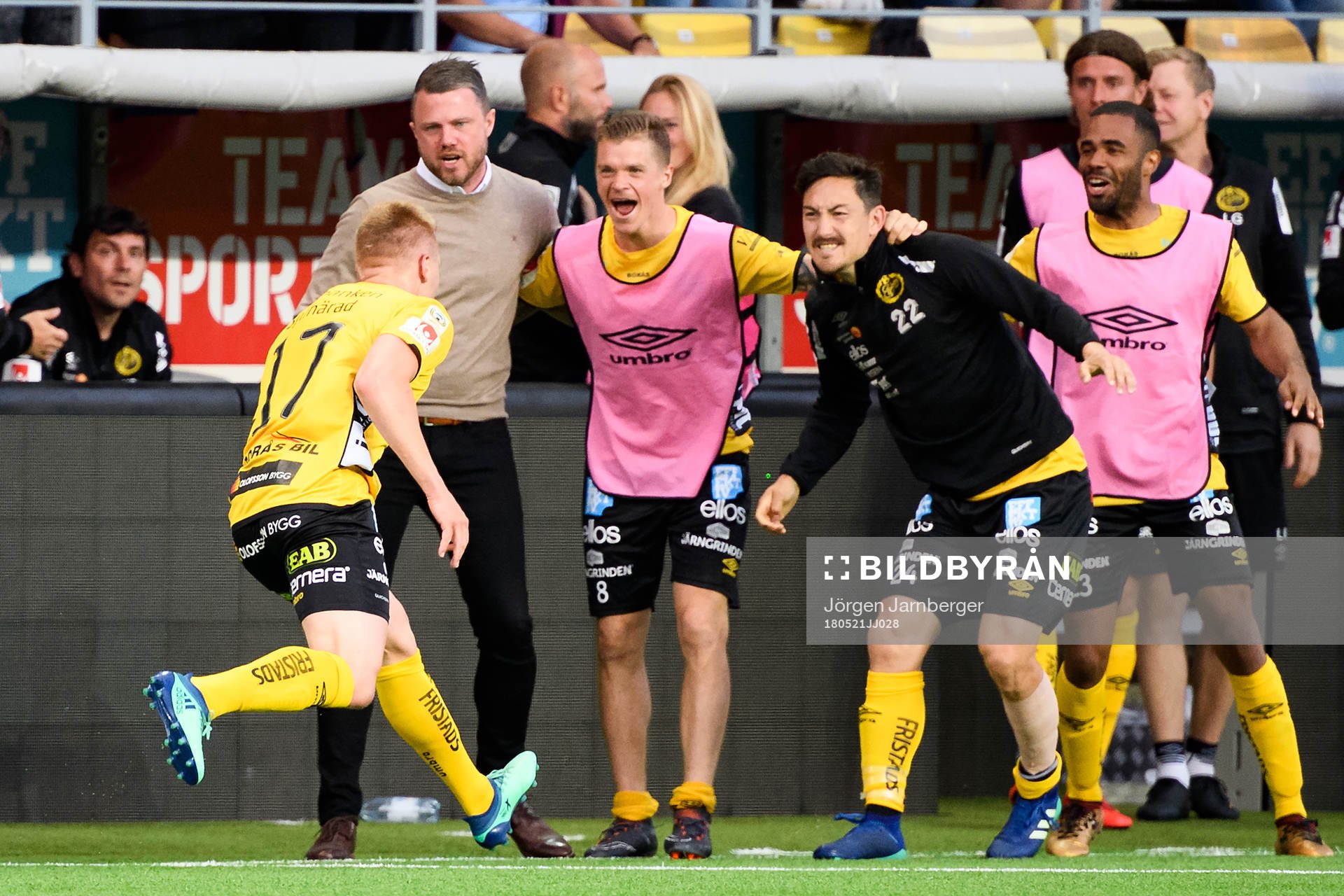 Elfsborgs Stefan Ishizaki, Samuel Holmén och manager Jimmy Thelin tar emot en jublande Per Frick som gjort 1-1 under fotbollsmatchen i Allsvenskan mellan Elfsborg och IFK Göteborg den 21 maj 2018 i Borås.
