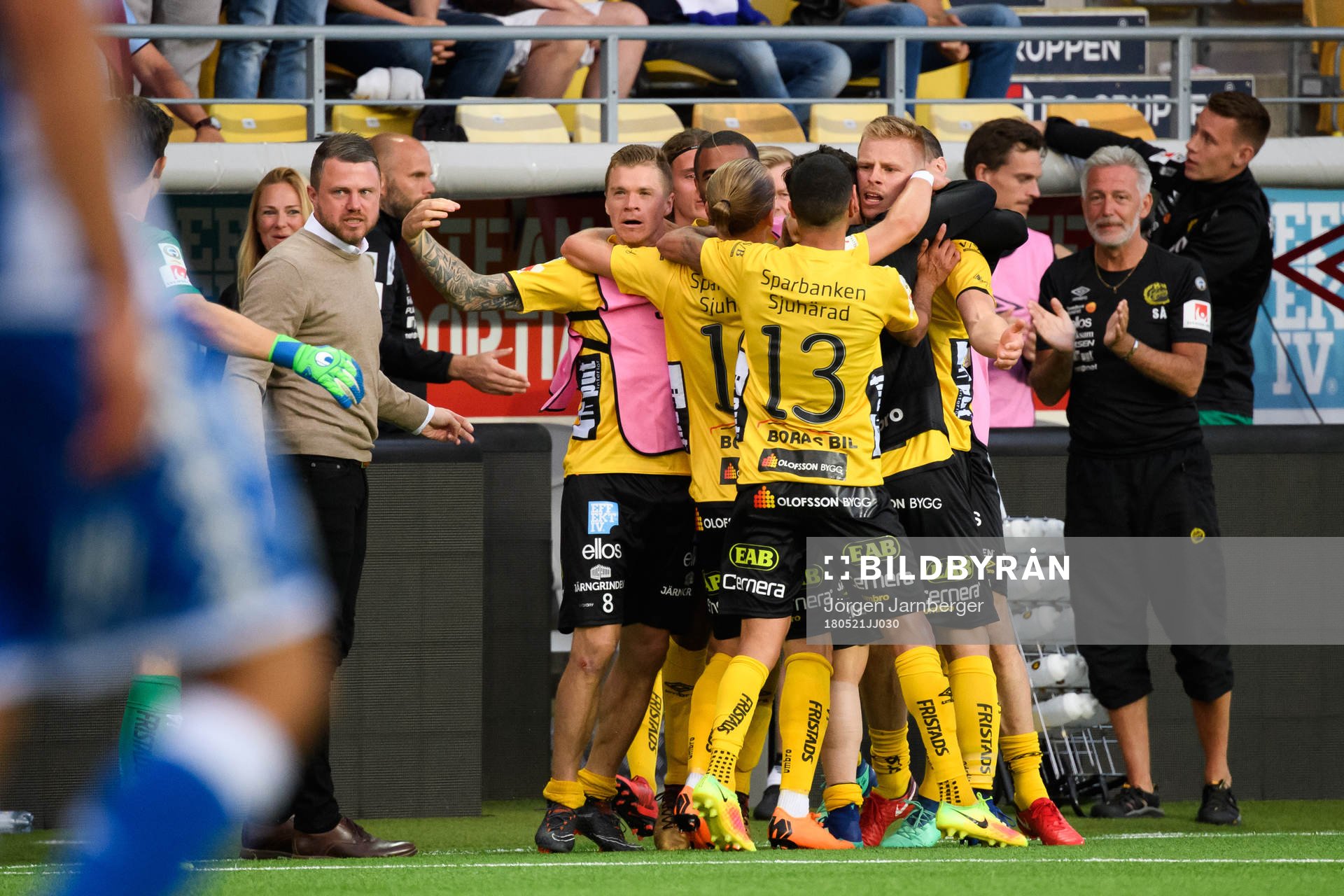 Elfsborgs Per Frick (höger i bild) jublar med lagkamraterna
