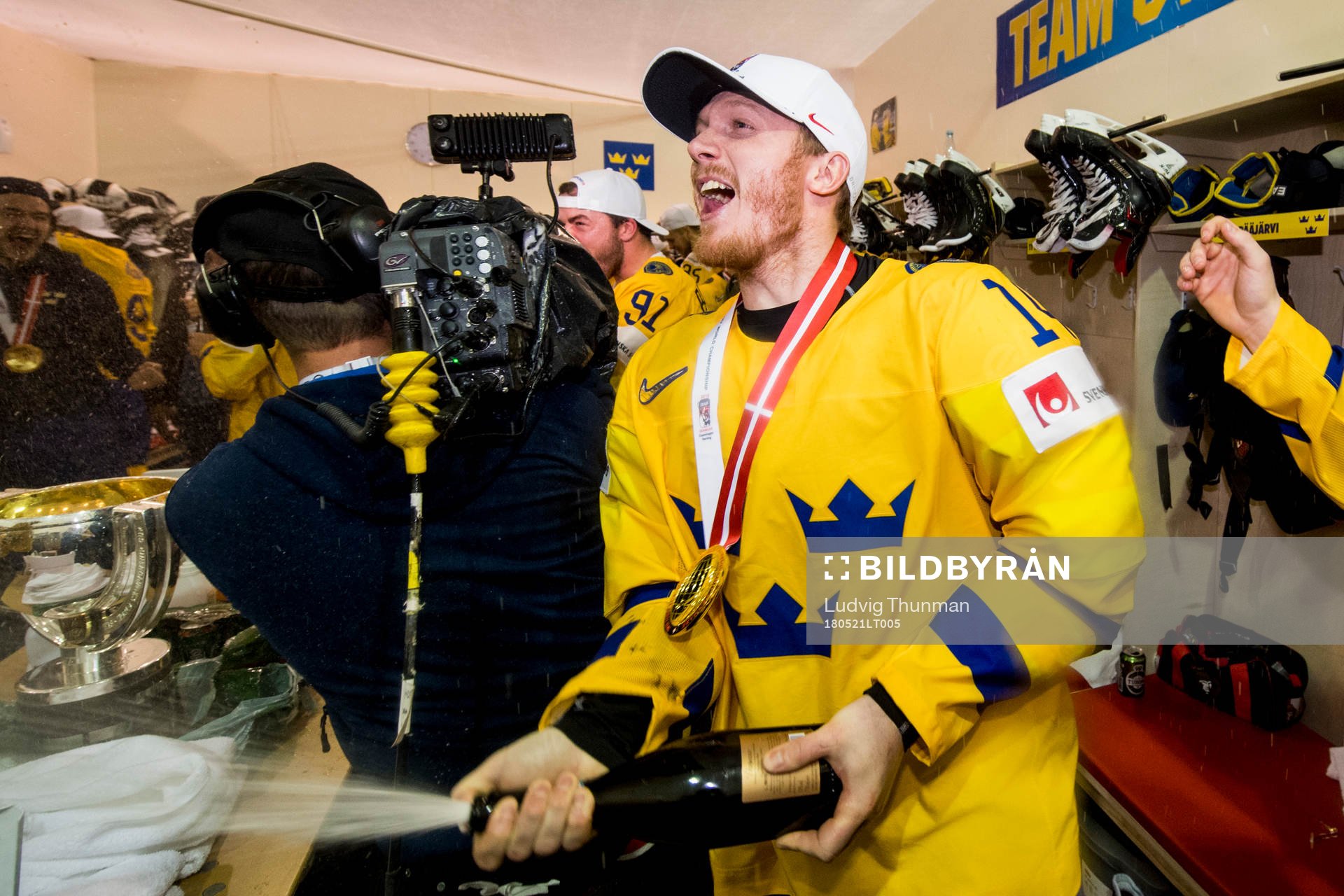 Sveriges Gustav Nyquist sprutar champange på lagkamraterna