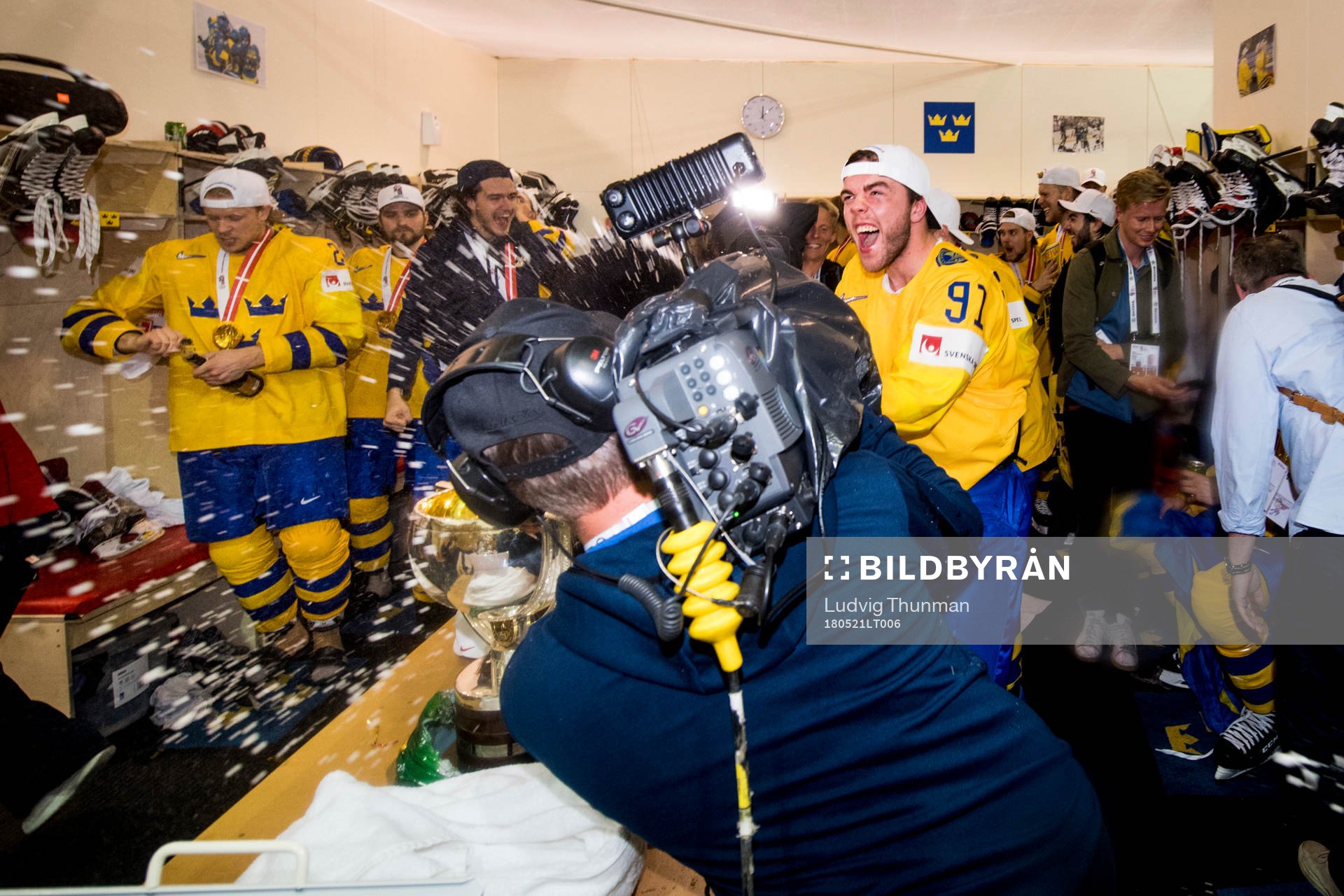 Sveriges Magnus Pääjärvi-Svensson sprutar champagne på
