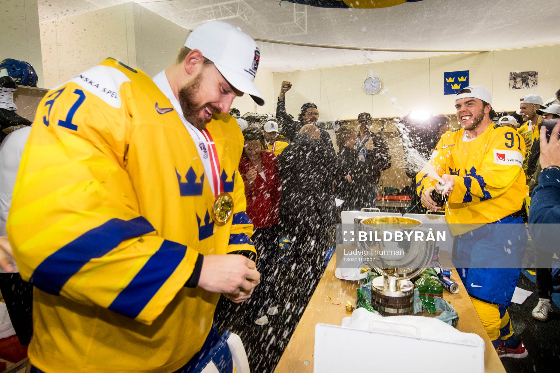 Sveriges Magnus Pääjärvi-Svensson sprutar champagne på