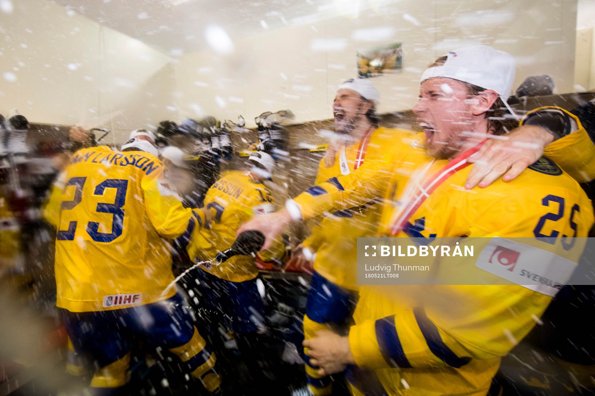 Sveriges Jacob de la Rose och Filip Forsberg  sprutar