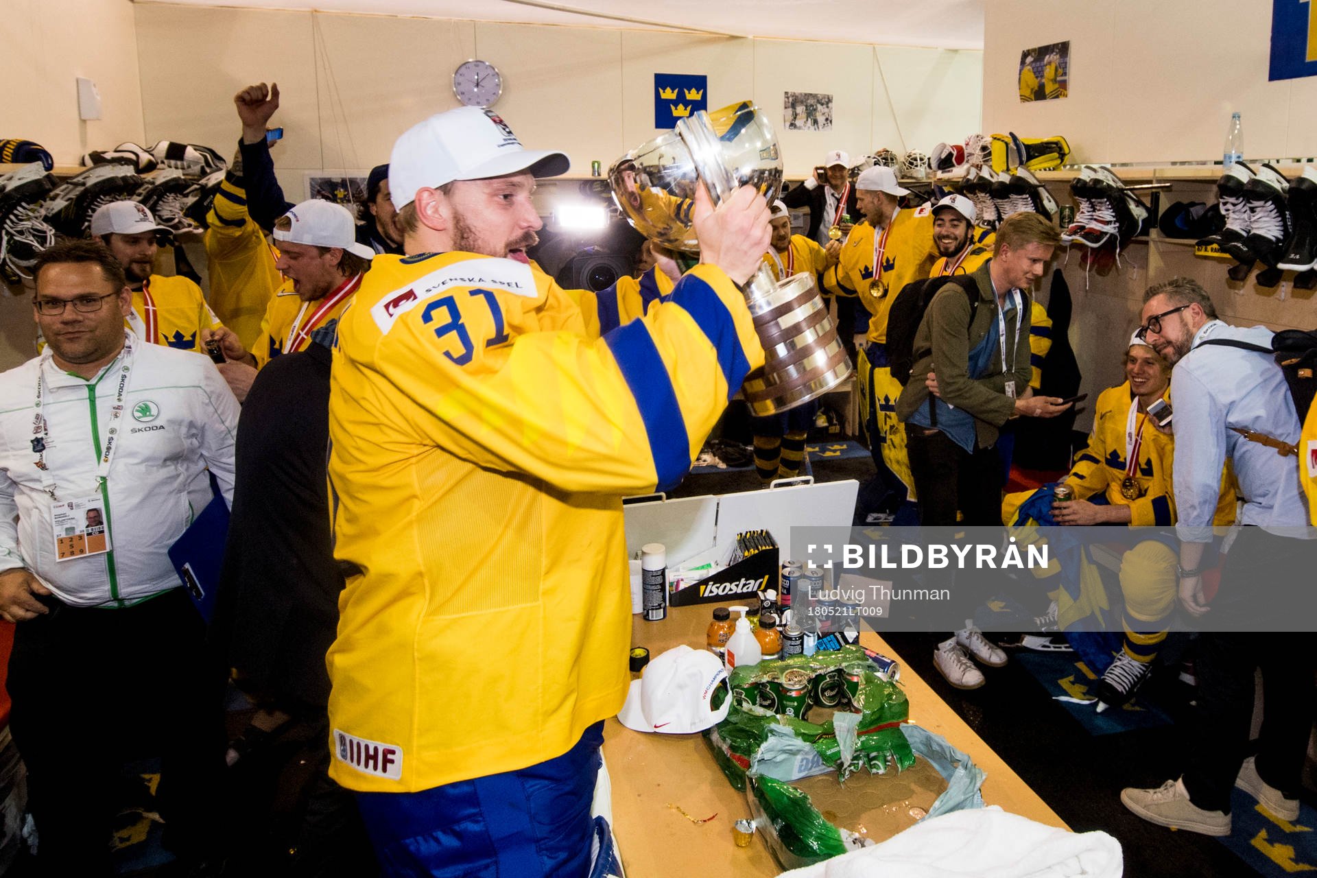 Sveriges målvakt Anders Nilsson lyfter pokalen i