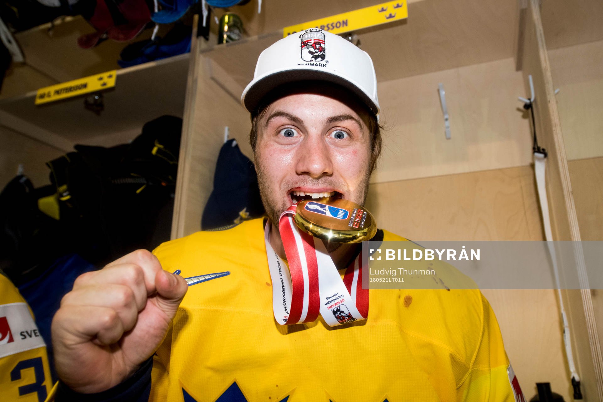 Sveriges Johan Larsson biter i medaljen i omklädningsrummet