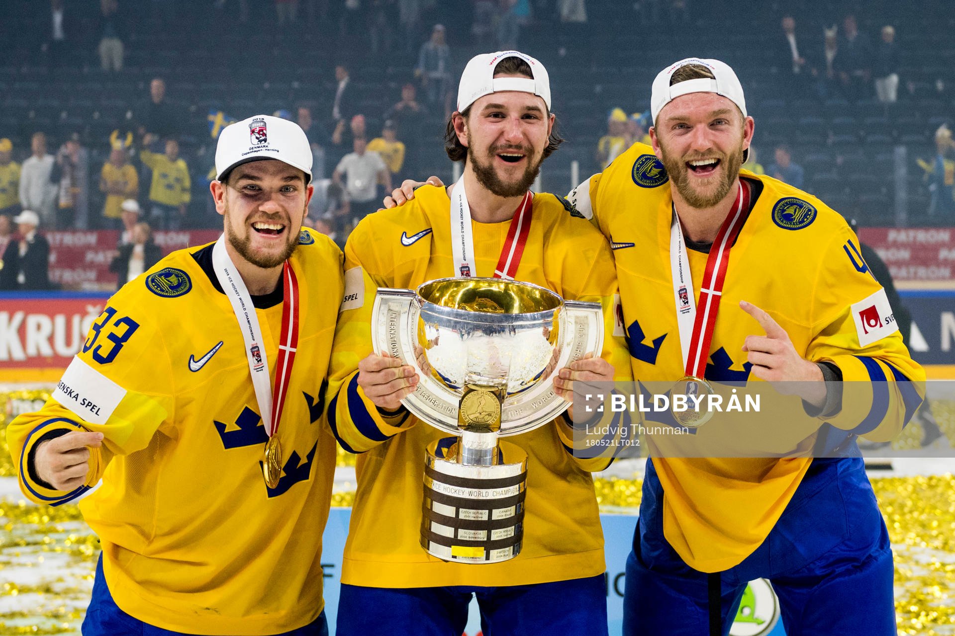 Viktor Arvidsson, Filip Forsberg och Mattias Ekholm jublar