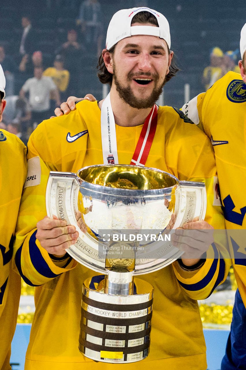 Sveriges Filip Forsberg jublar med pokalen