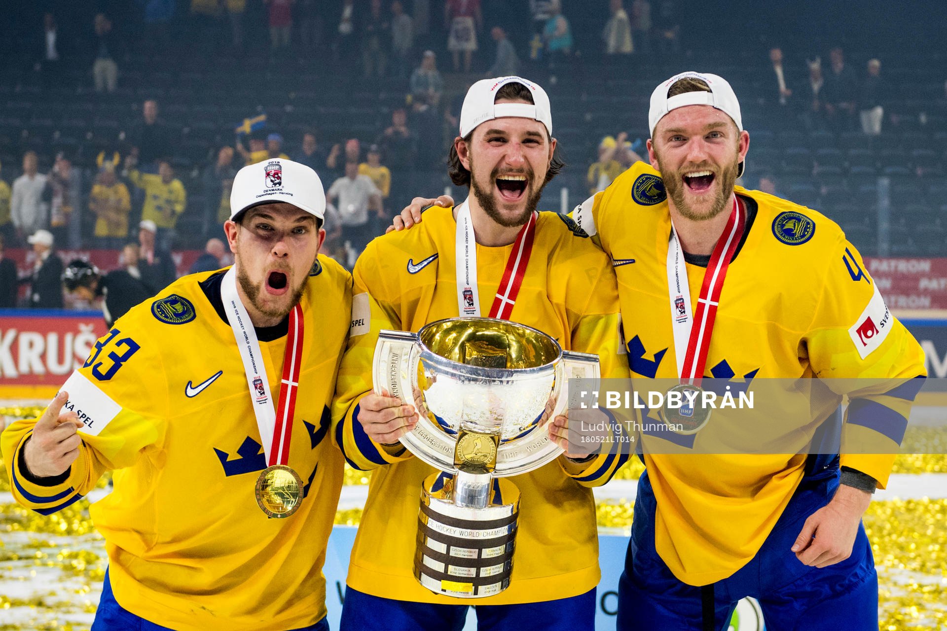 Viktor Arvidsson, Filip Forsberg och Mattias Ekholm jublar