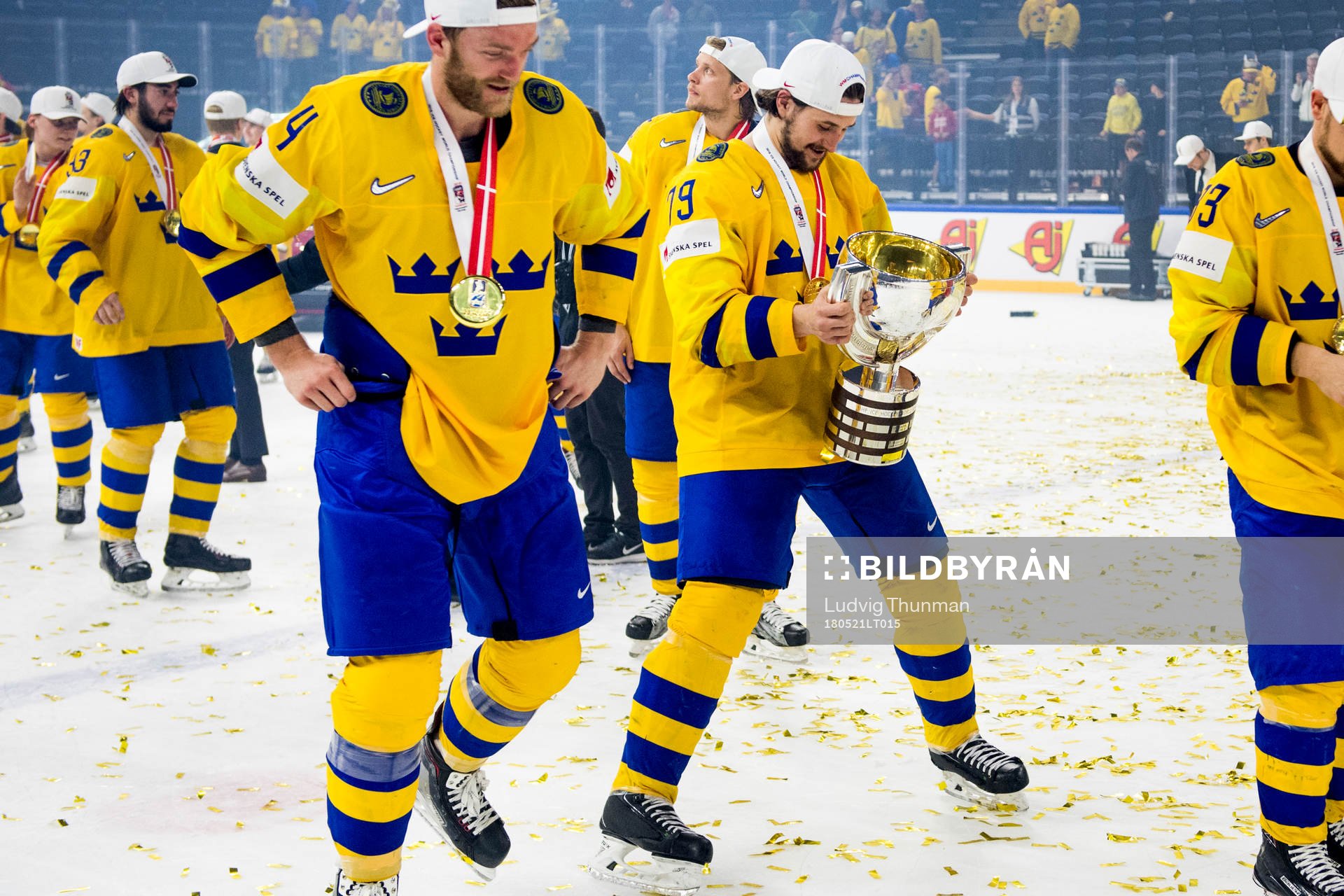 Sveriges Filip Forsberg tittar på pokalen