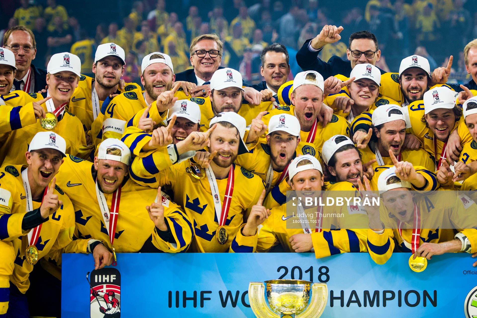 Sveriges spelare jublar med pokalen